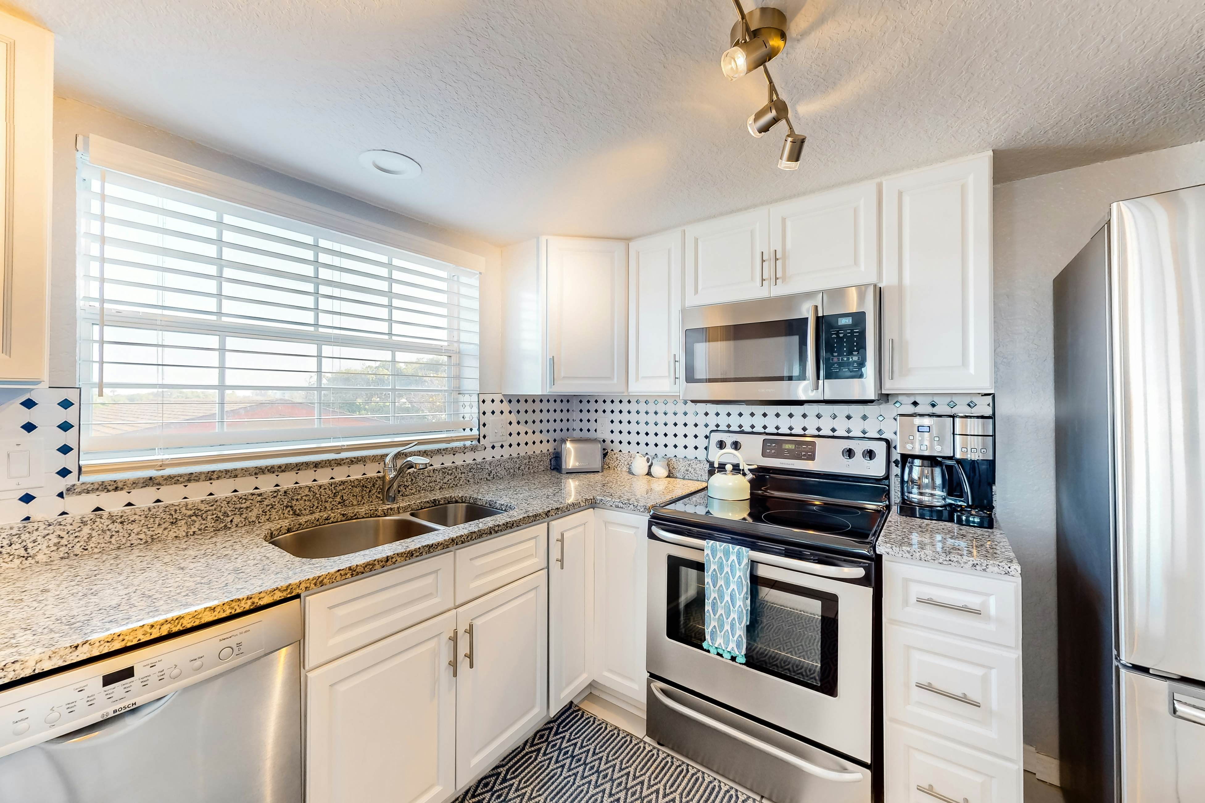 Oceanfront condo with Shared Pool, Ocean View, High-Speed WiFi, & Central AC