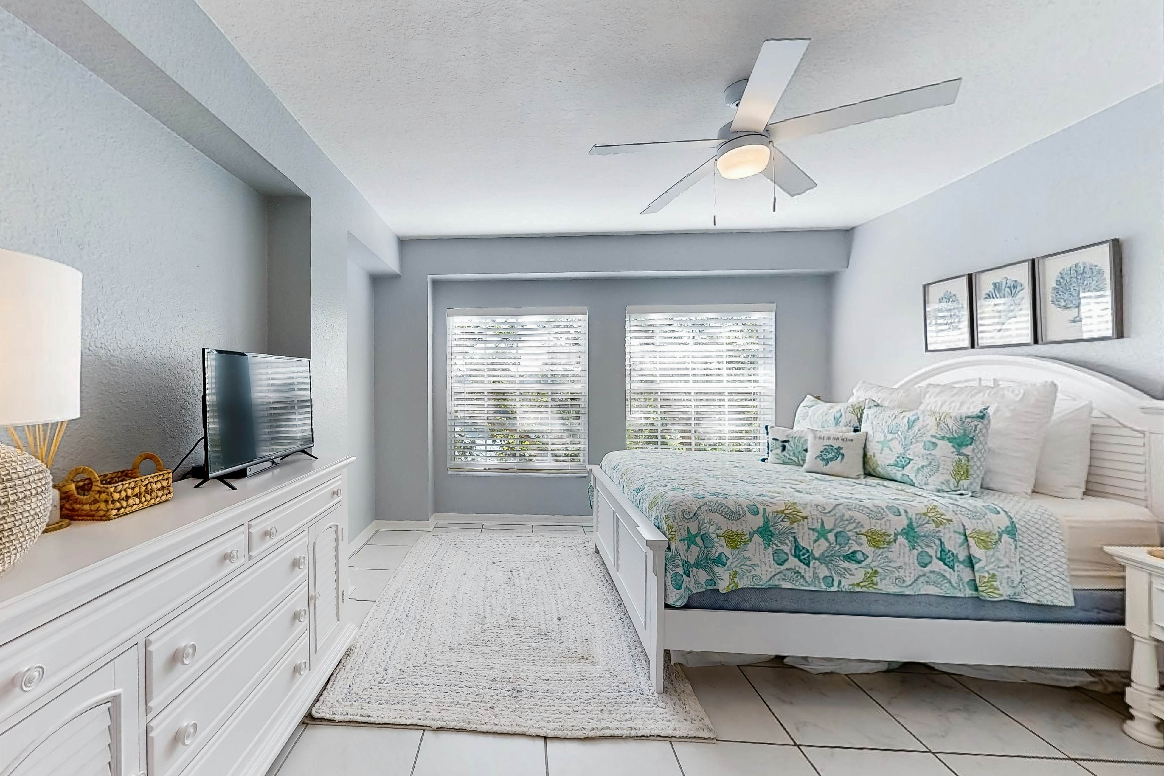 Oceanfront condo with Shared Pool, Ocean View, High-Speed WiFi, & Central AC