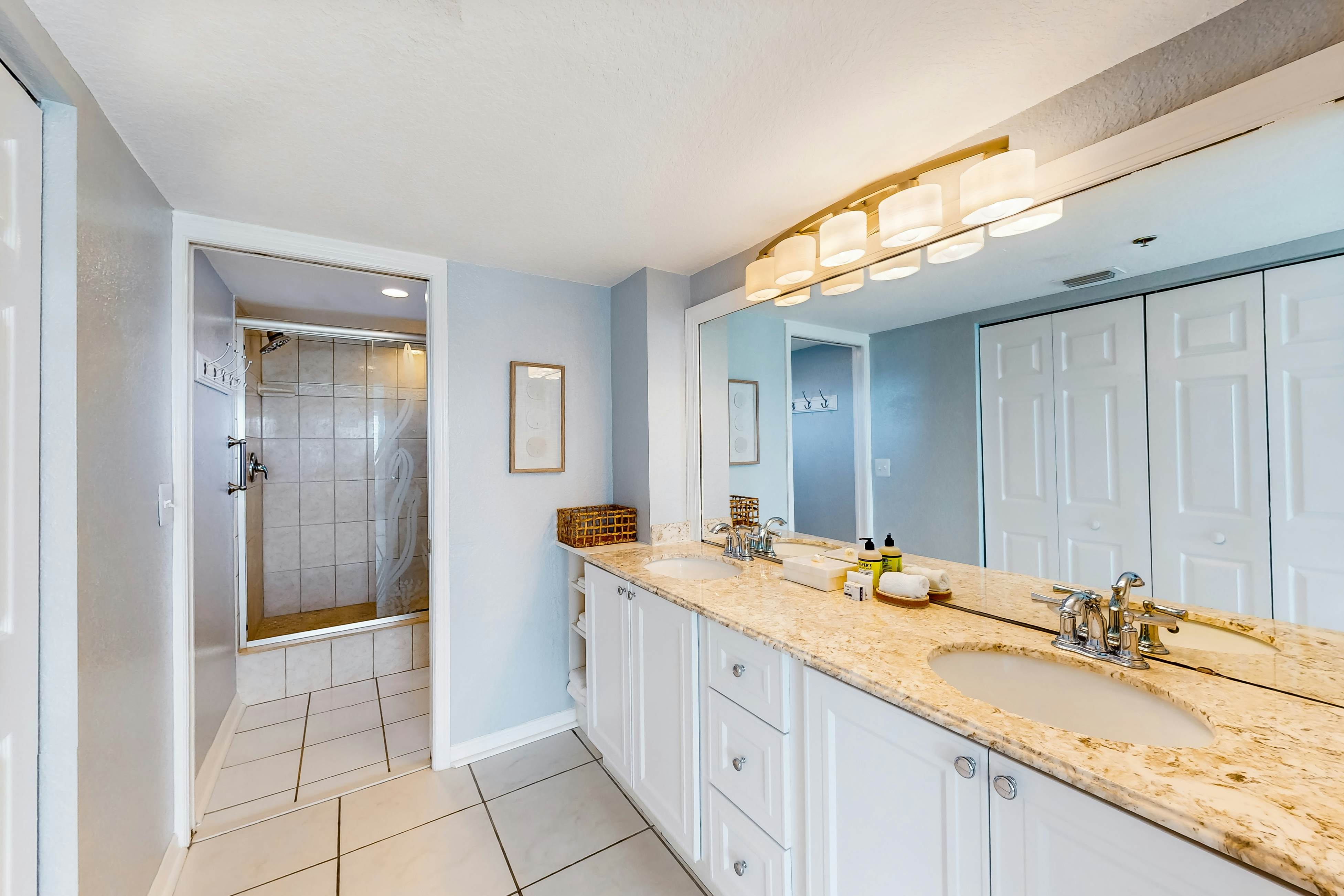 Oceanfront condo with Shared Pool, Ocean View, High-Speed WiFi, & Central AC