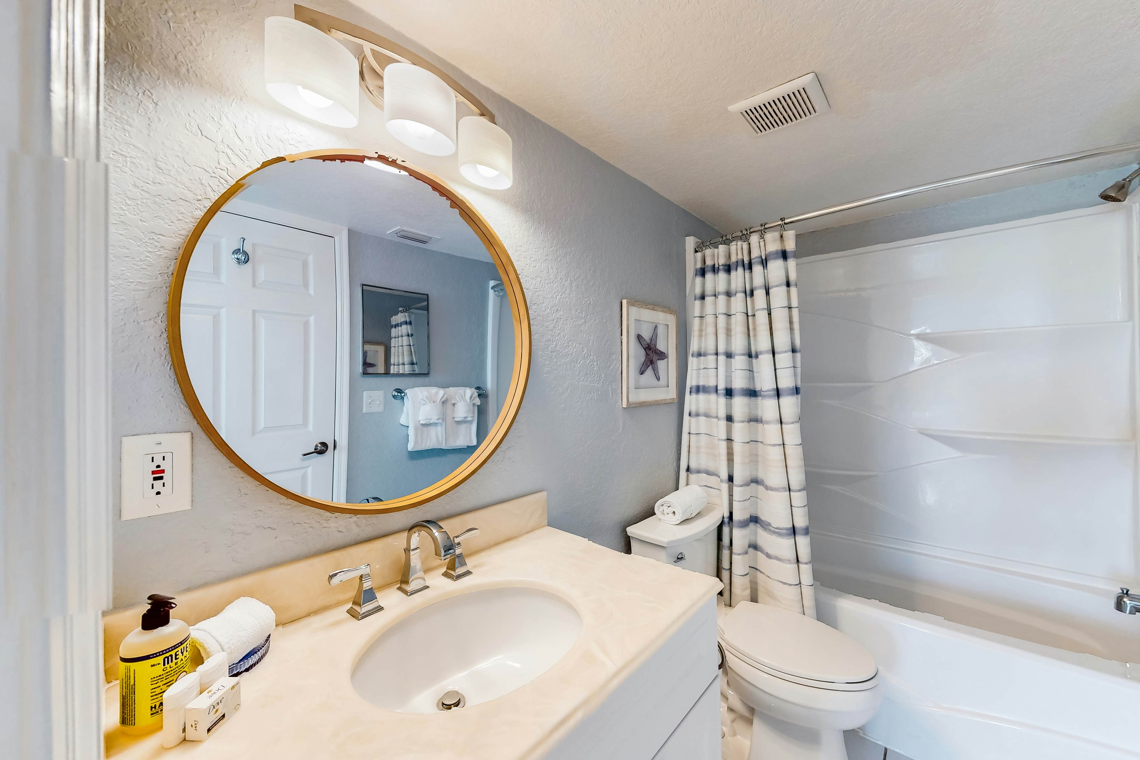 Oceanfront condo with Shared Pool, Ocean View, High-Speed WiFi, & Central AC