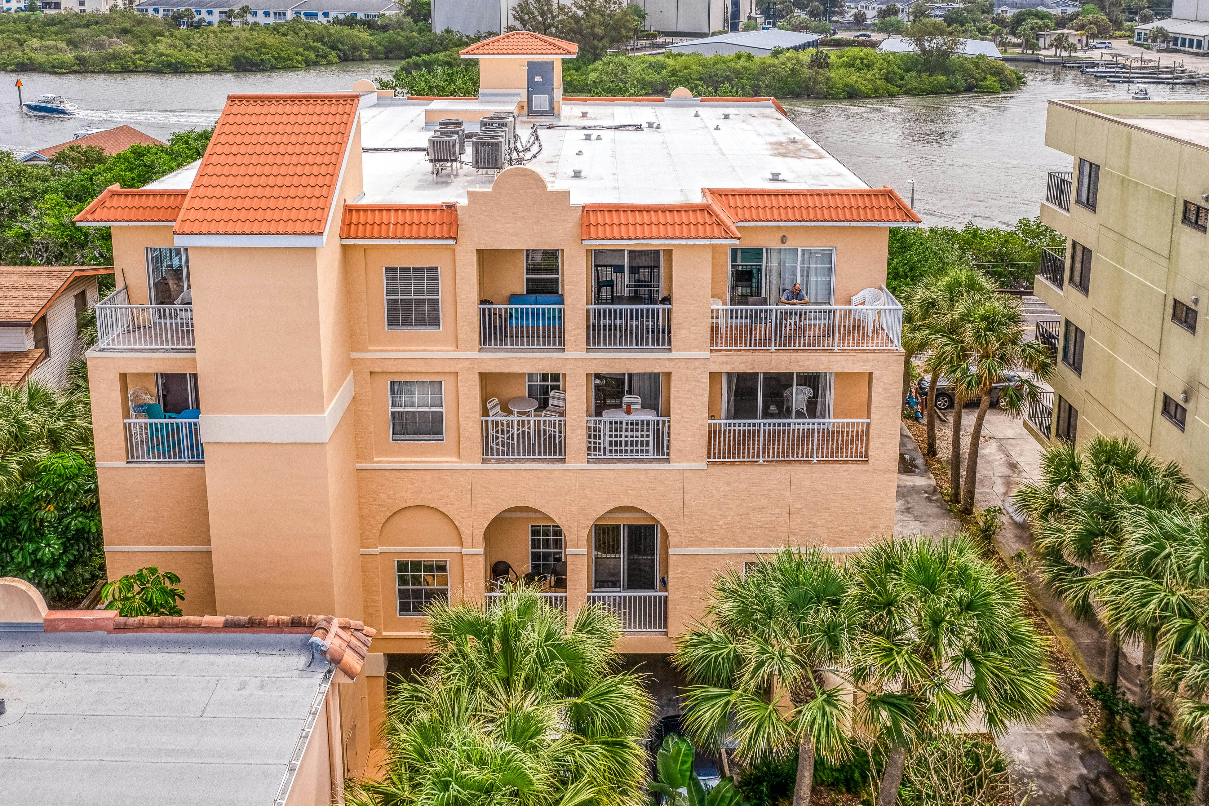 Oceanfront condo with Shared Pool, Ocean View, High-Speed WiFi, & Central AC