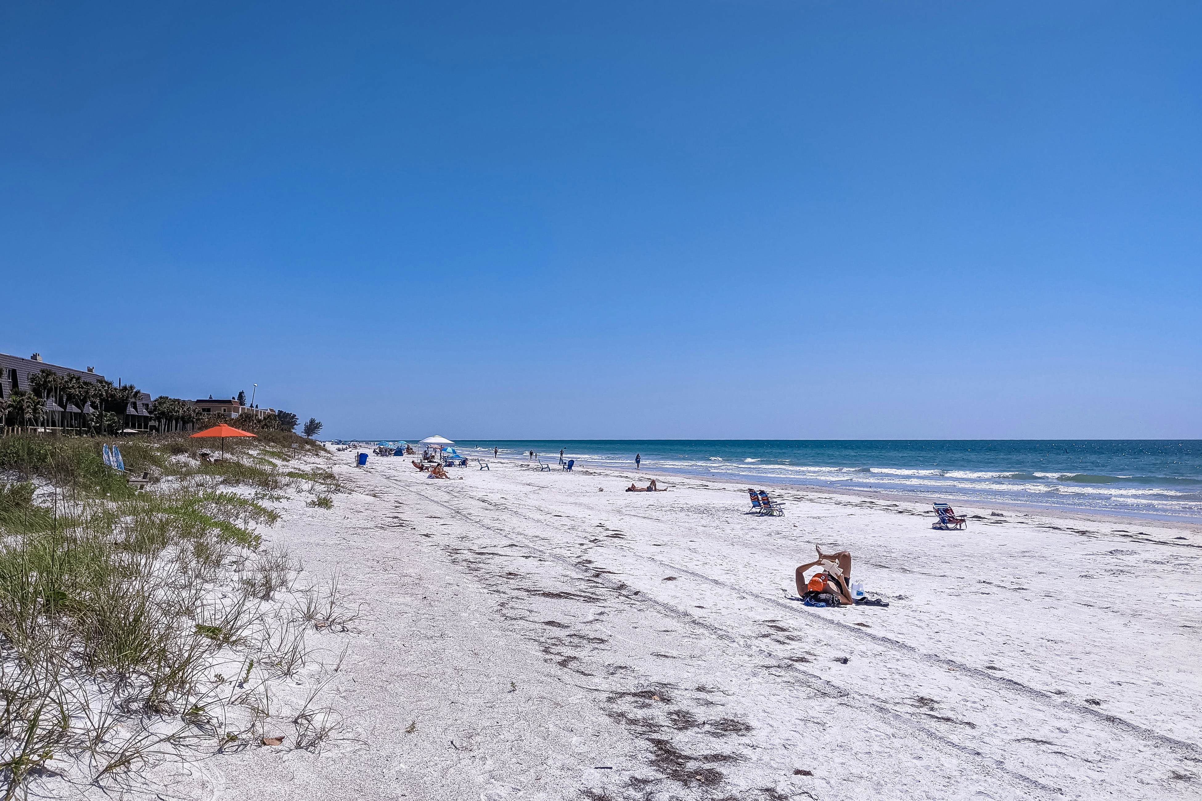 Oceanfront condo with Shared Pool, Ocean View, High-Speed WiFi, & Central AC