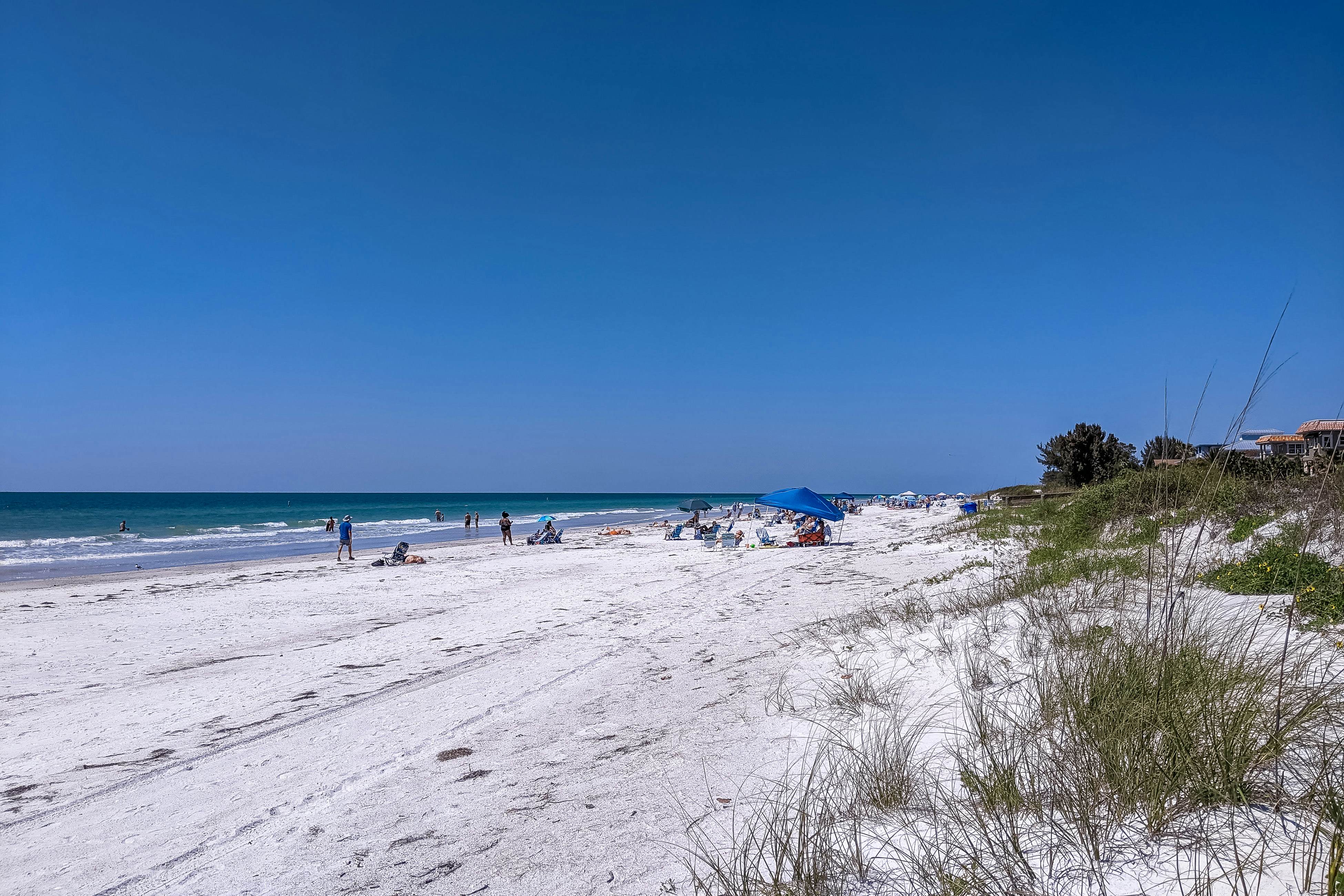 Oceanfront condo with Shared Pool, Ocean View, High-Speed WiFi, & Central AC