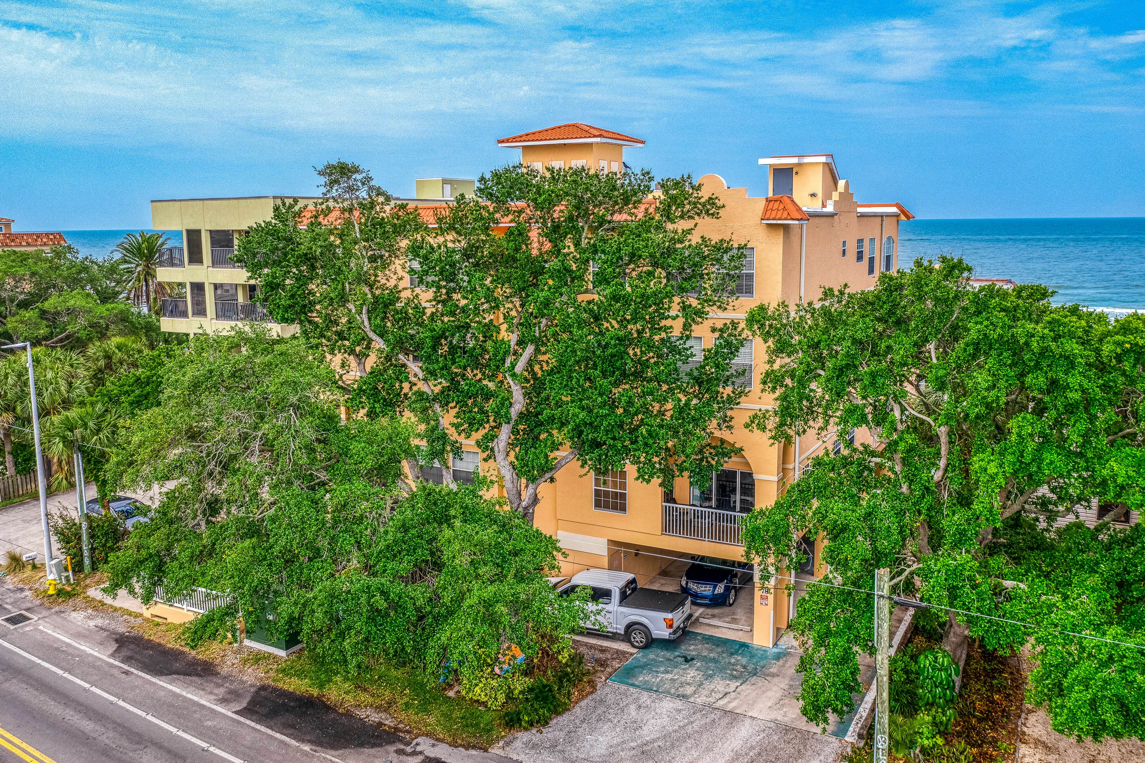 Oceanfront condo with Shared Pool, Ocean View, High-Speed WiFi, & Central AC