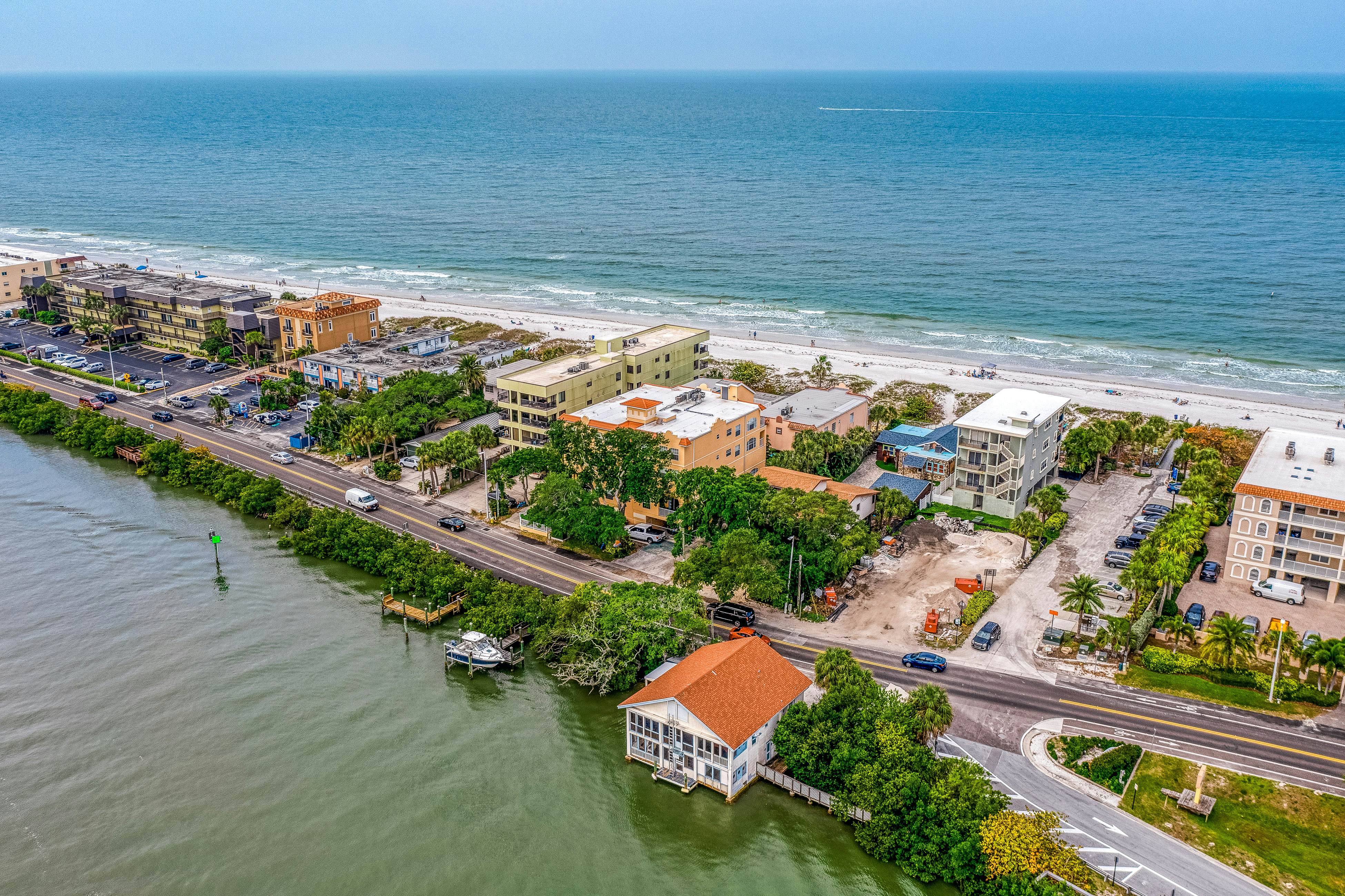 Oceanfront condo with Shared Pool, Ocean View, High-Speed WiFi, & Central AC