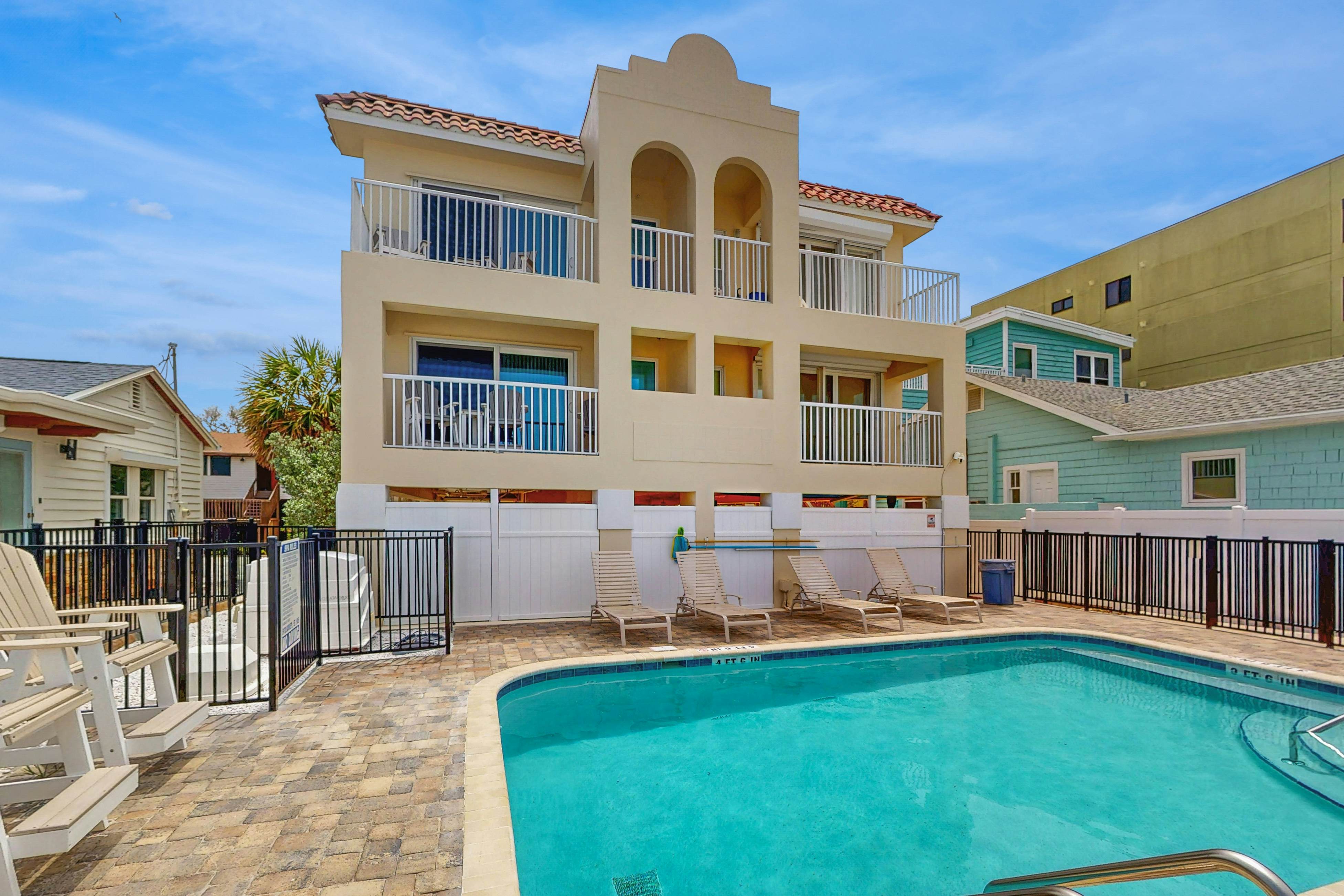 Oceanfront condo with Shared Pool, Ocean View, High-Speed WiFi, & Central AC