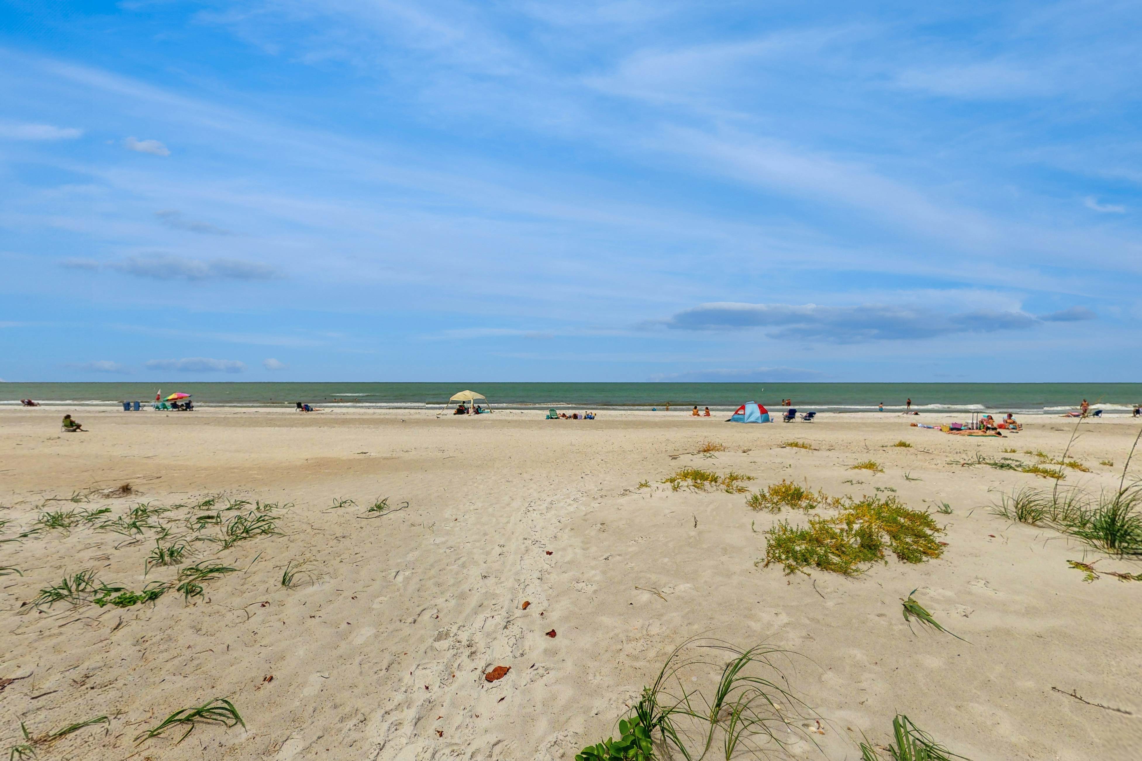 Oceanfront condo with Shared Pool, Ocean View, High-Speed WiFi, & Central AC