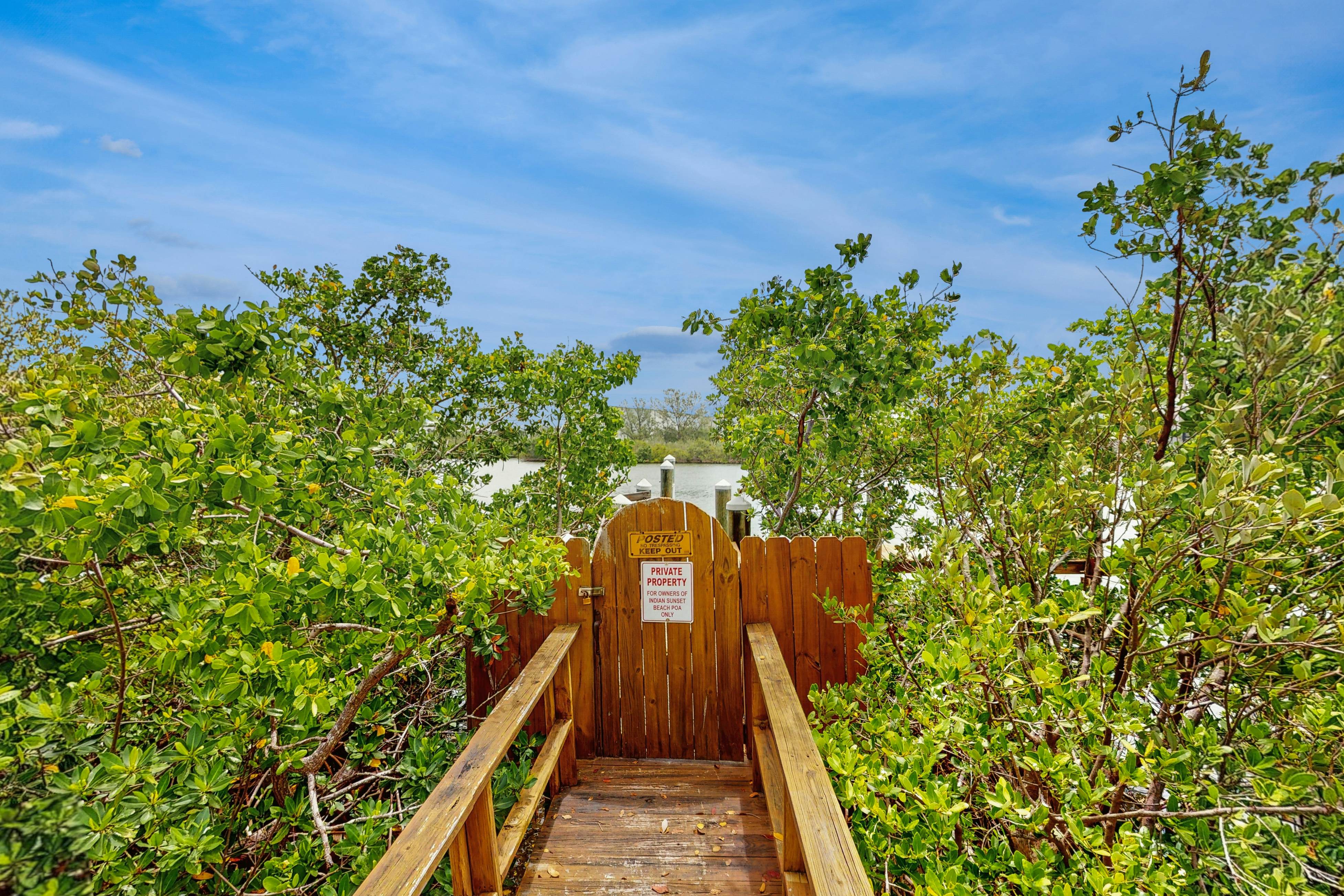 Oceanfront condo with Shared Pool, Ocean View, High-Speed WiFi, & Central AC