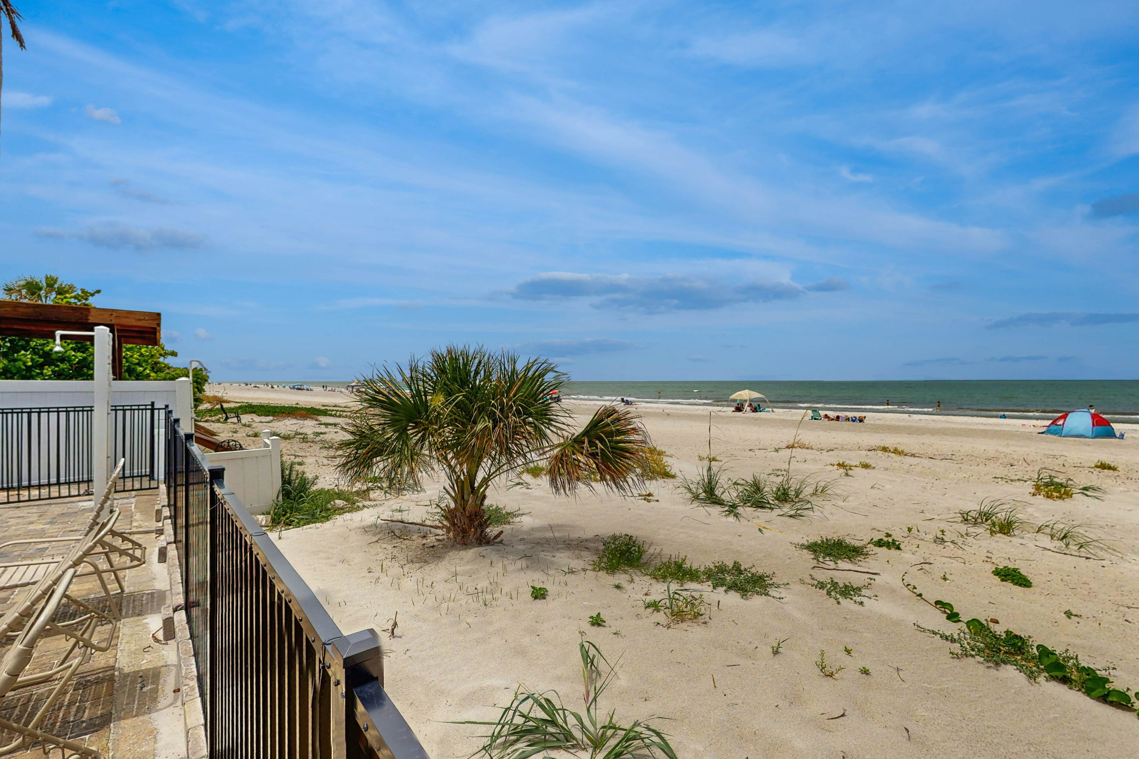 Oceanfront condo with Shared Pool, Ocean View, High-Speed WiFi, & Central AC