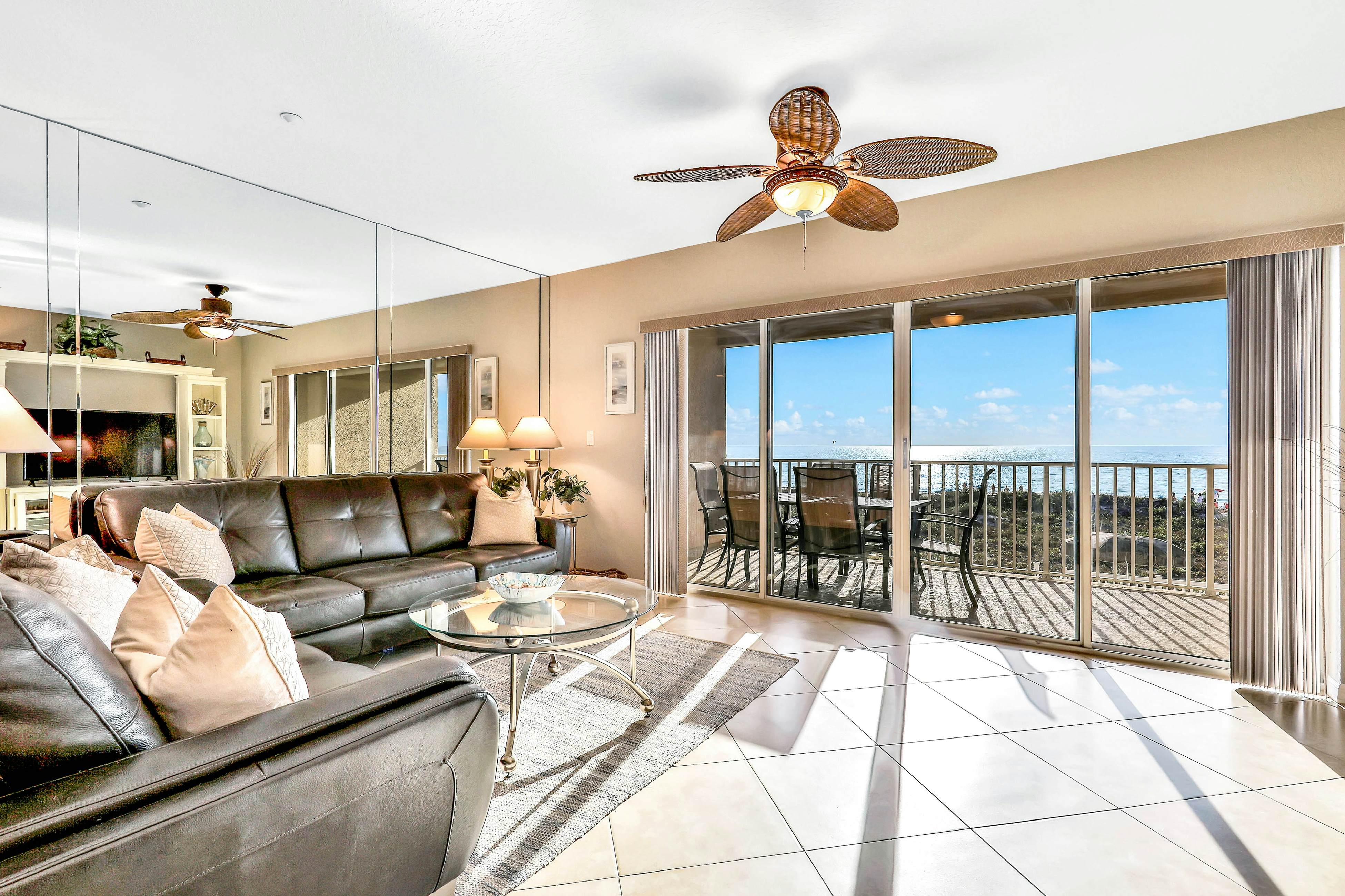 Experience the Indian Rocks lifestyle with a shared pool & hot tub - dogs OK