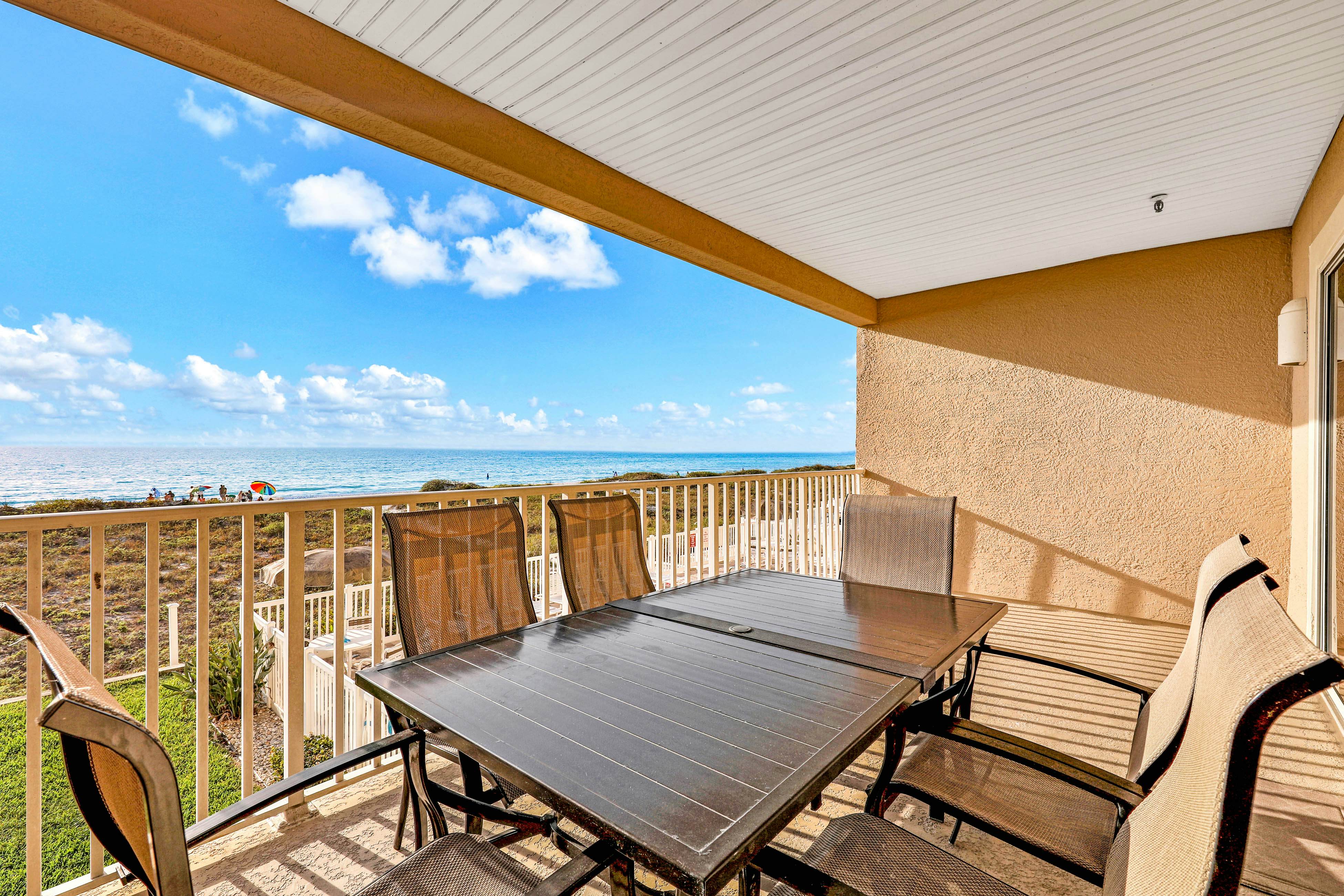 Experience the Indian Rocks lifestyle with a shared pool & hot tub - dogs OK