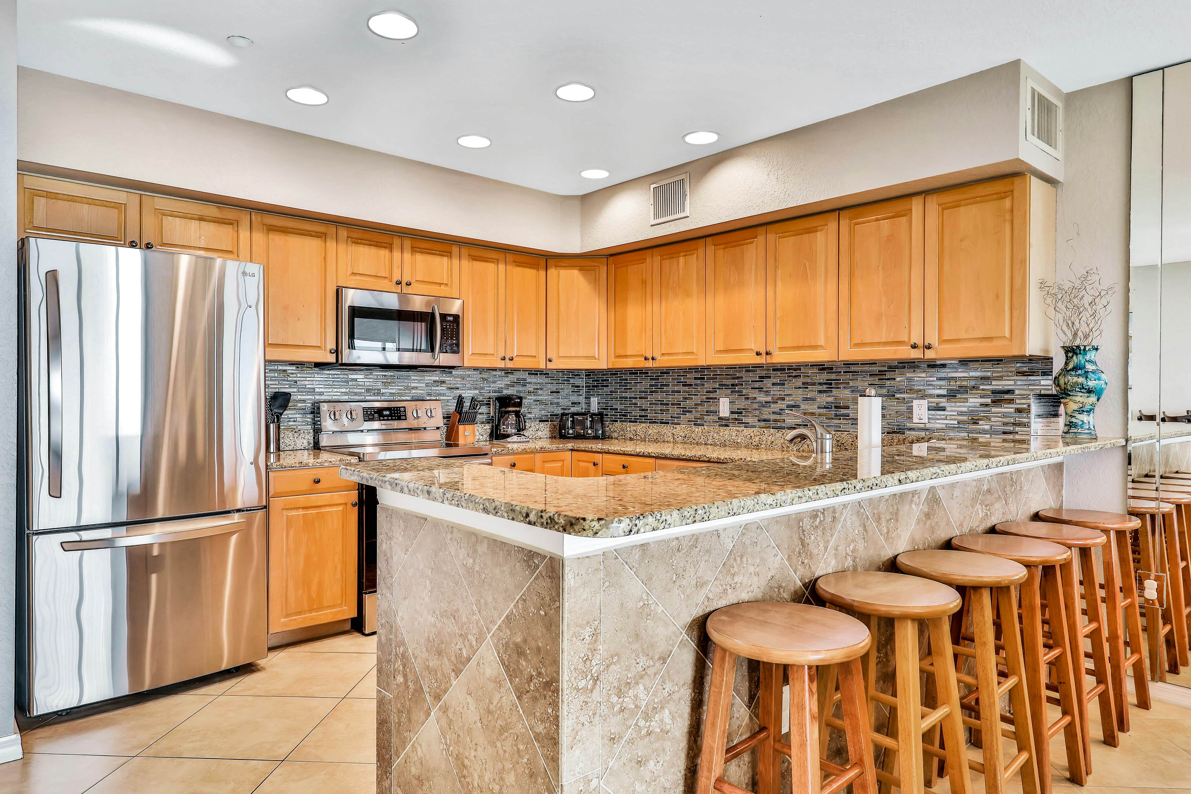 Experience the Indian Rocks lifestyle with a shared pool & hot tub - dogs OK