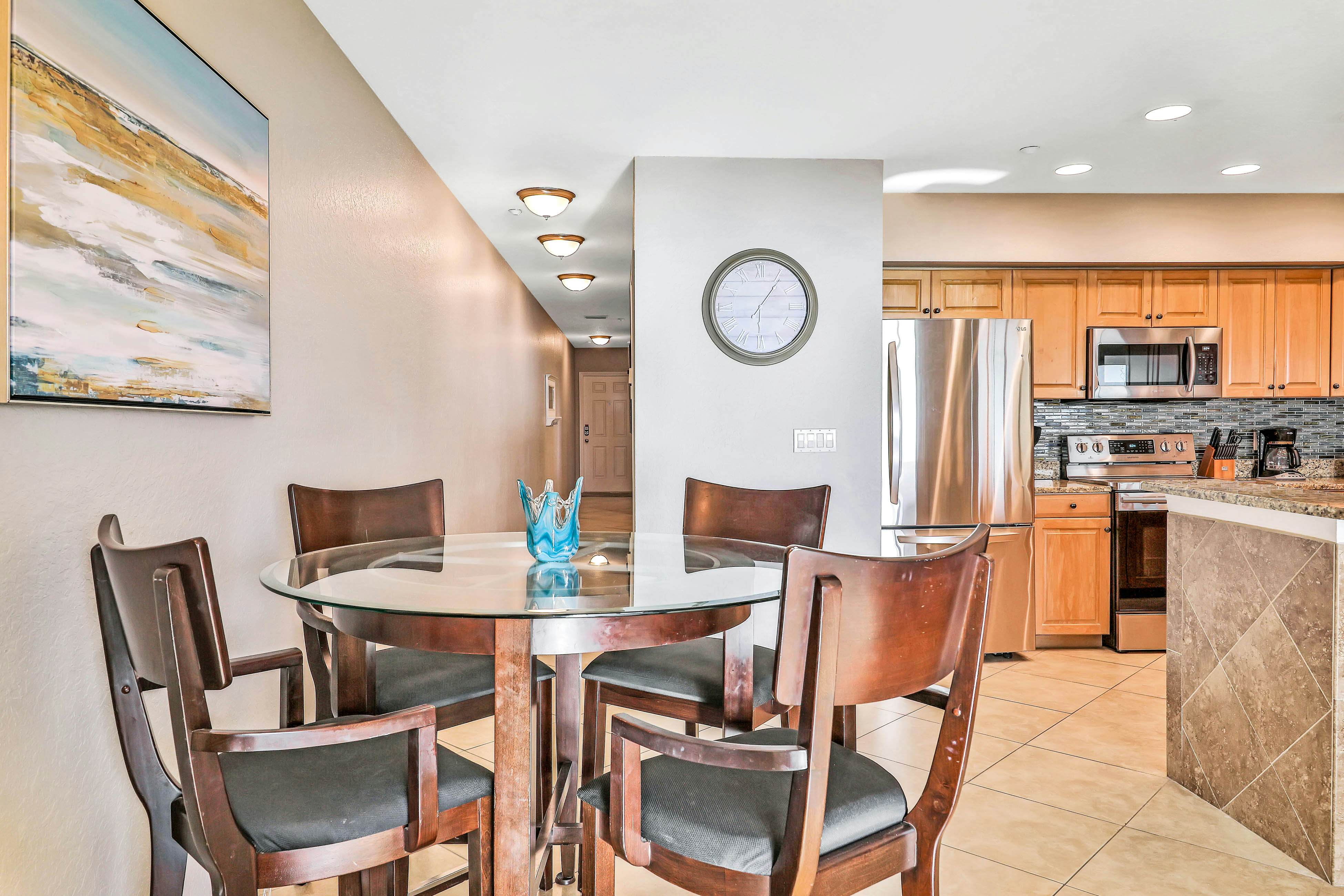 Experience the Indian Rocks lifestyle with a shared pool & hot tub - dogs OK