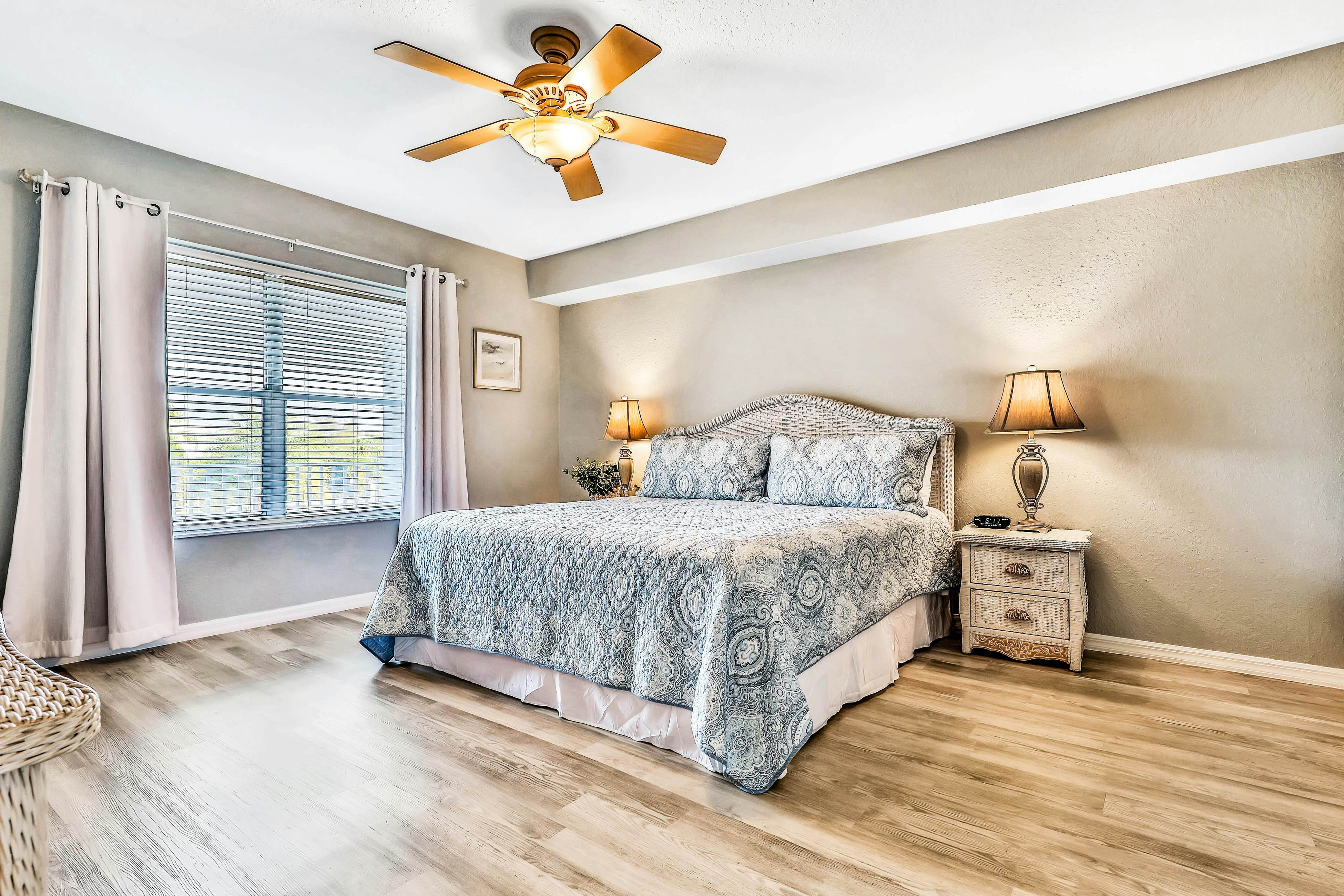 Experience the Indian Rocks lifestyle with a shared pool & hot tub - dogs OK