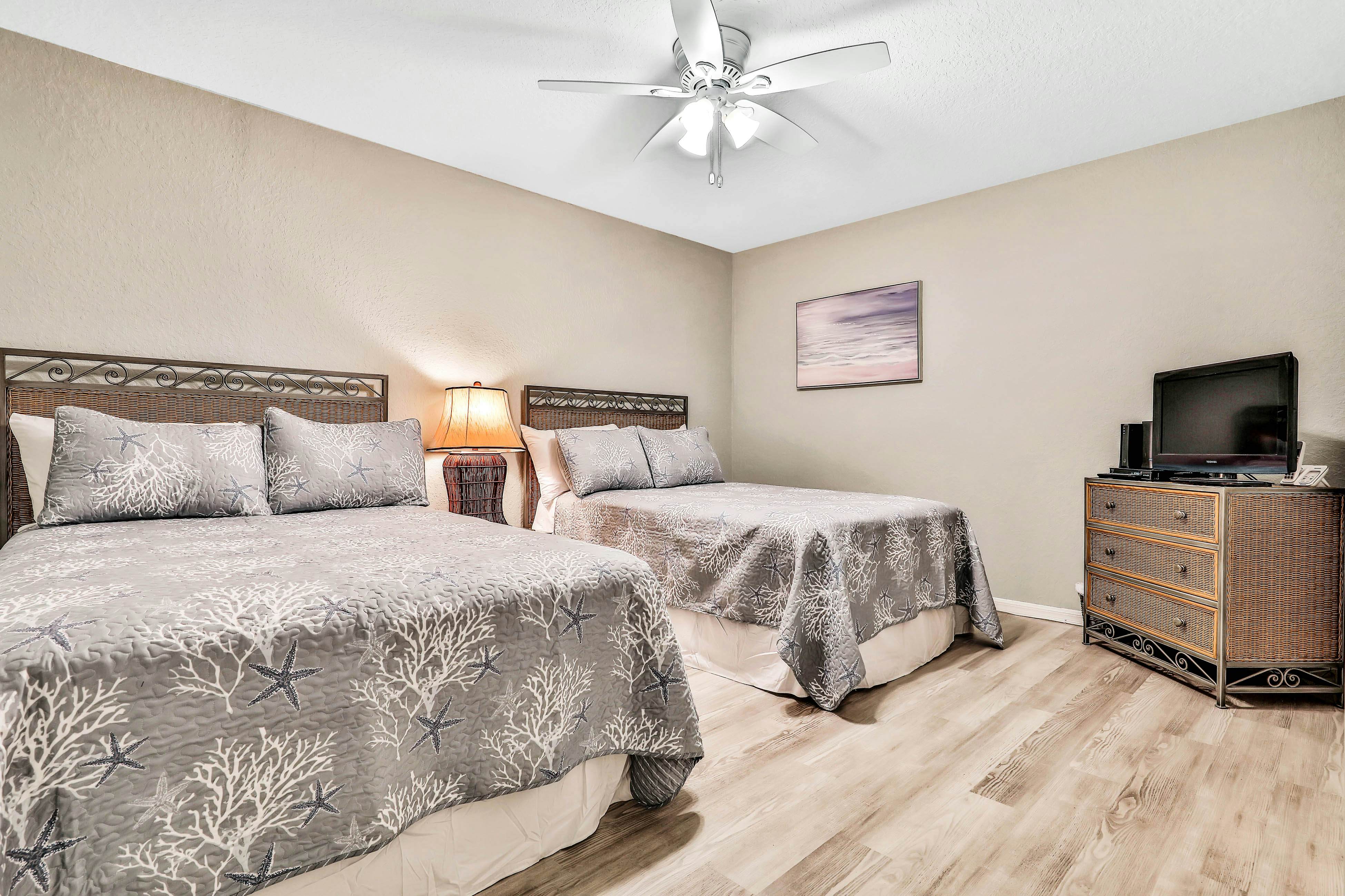 Experience the Indian Rocks lifestyle with a shared pool & hot tub - dogs OK