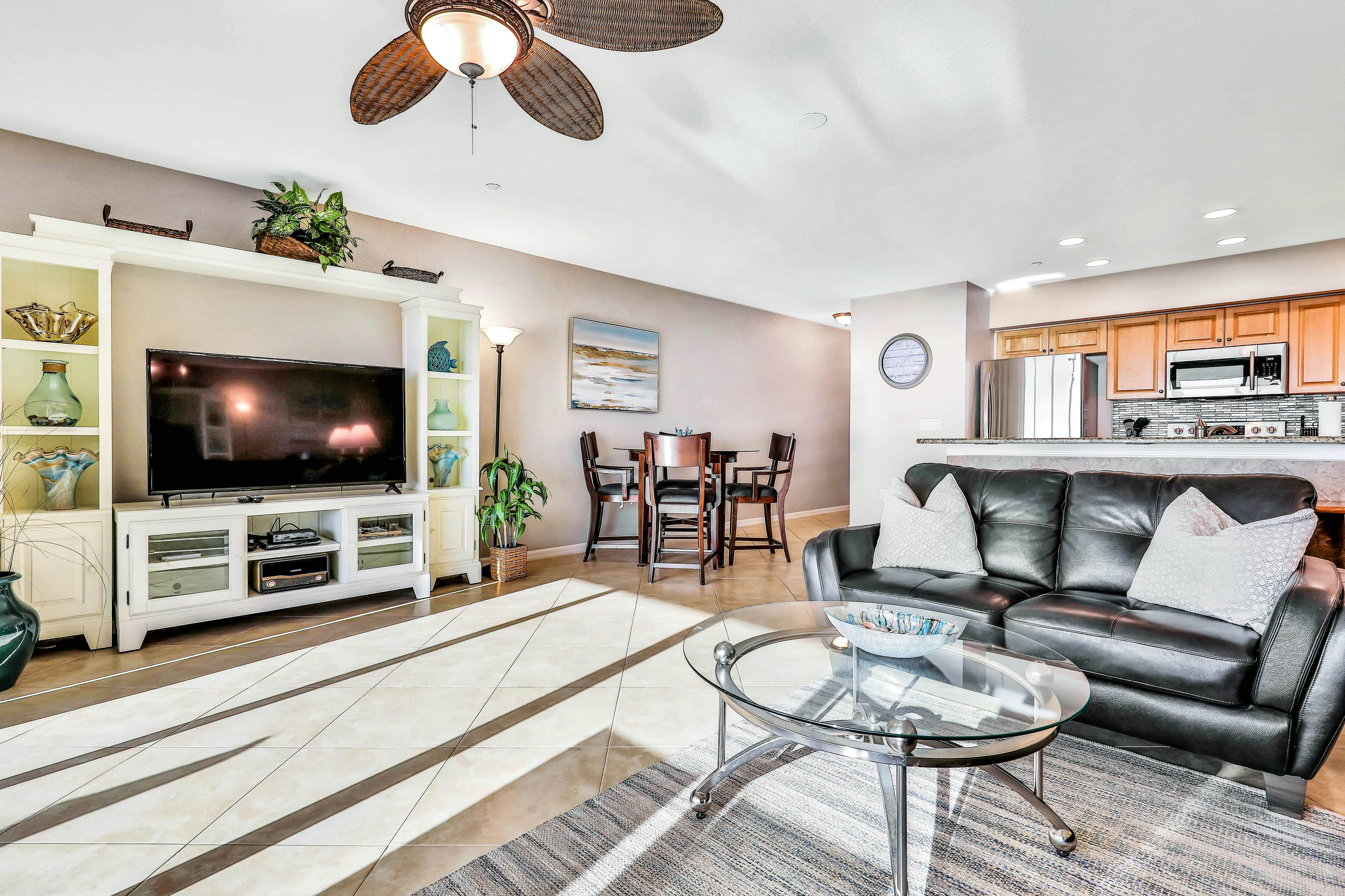 Experience the Indian Rocks lifestyle with a shared pool & hot tub - dogs OK