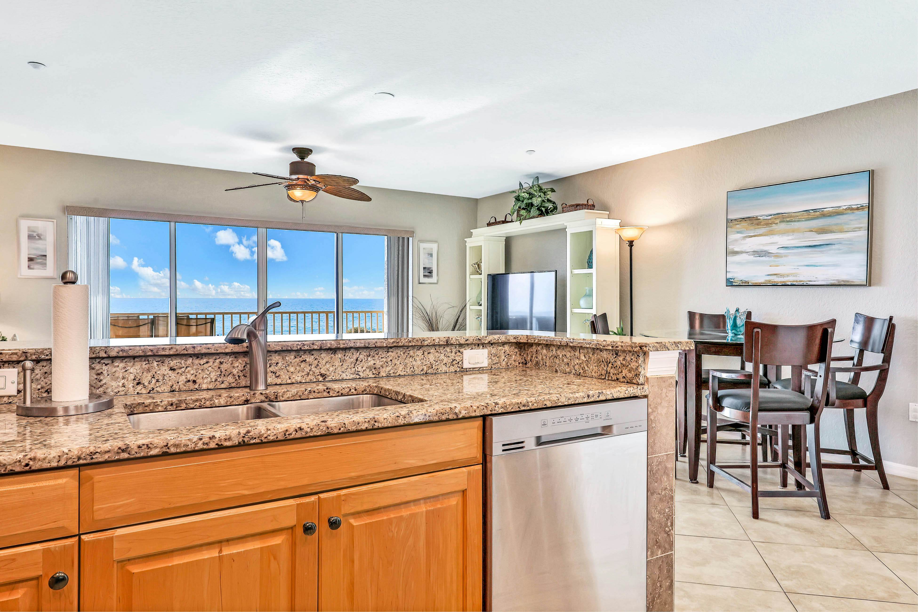 Experience the Indian Rocks lifestyle with a shared pool & hot tub - dogs OK