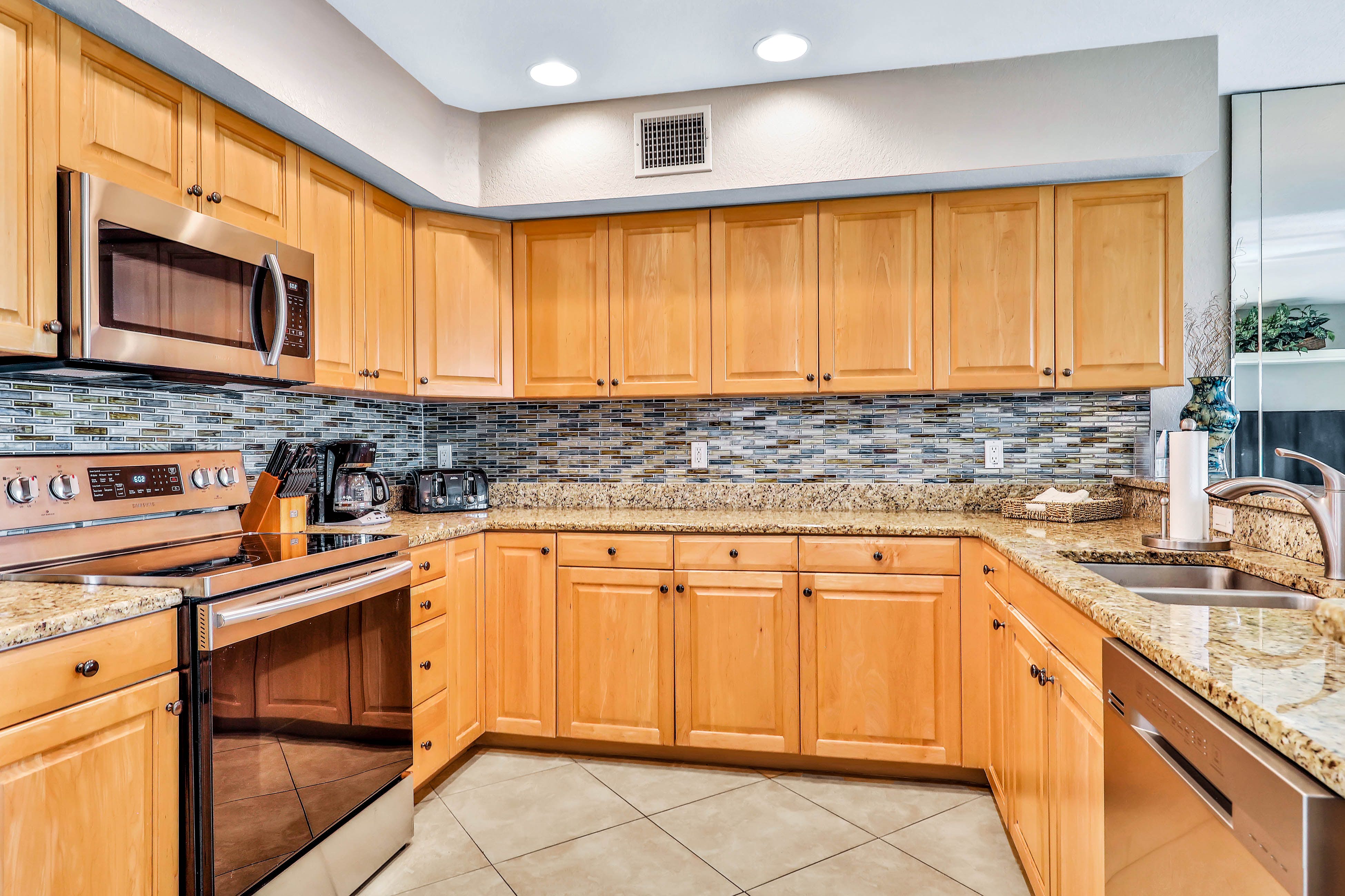 Experience the Indian Rocks lifestyle with a shared pool & hot tub - dogs OK