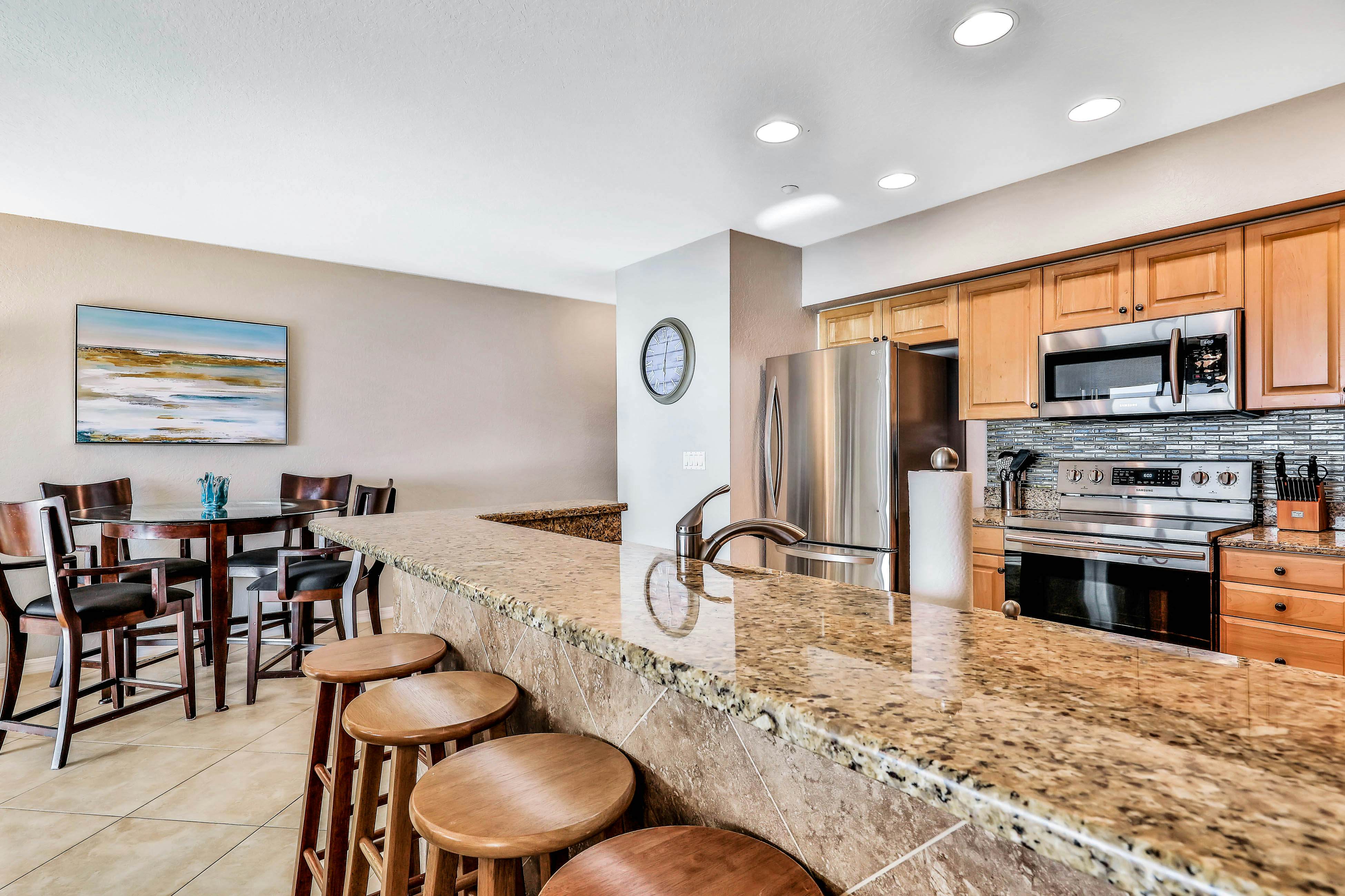 Experience the Indian Rocks lifestyle with a shared pool & hot tub - dogs OK