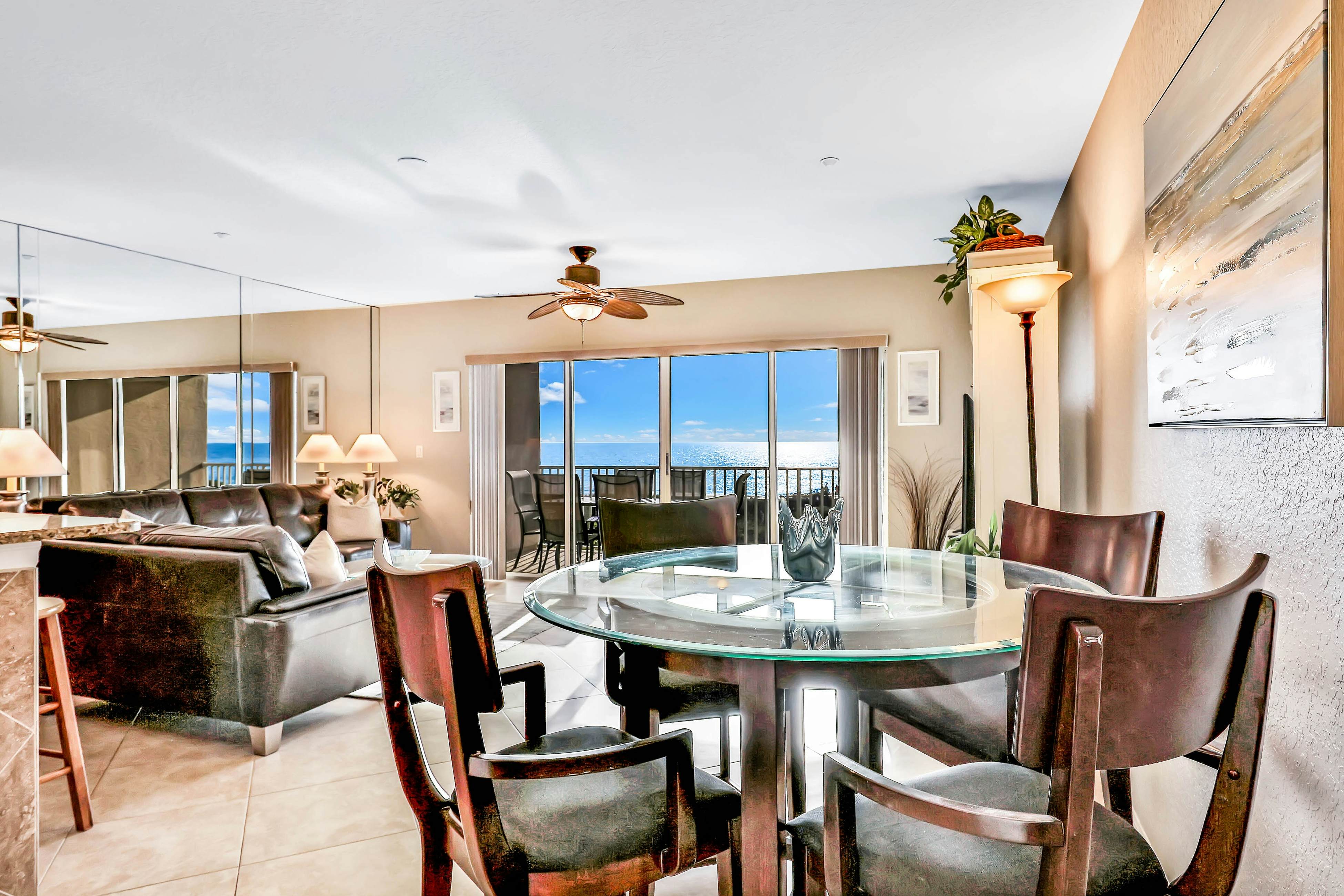 Experience the Indian Rocks lifestyle with a shared pool & hot tub - dogs OK