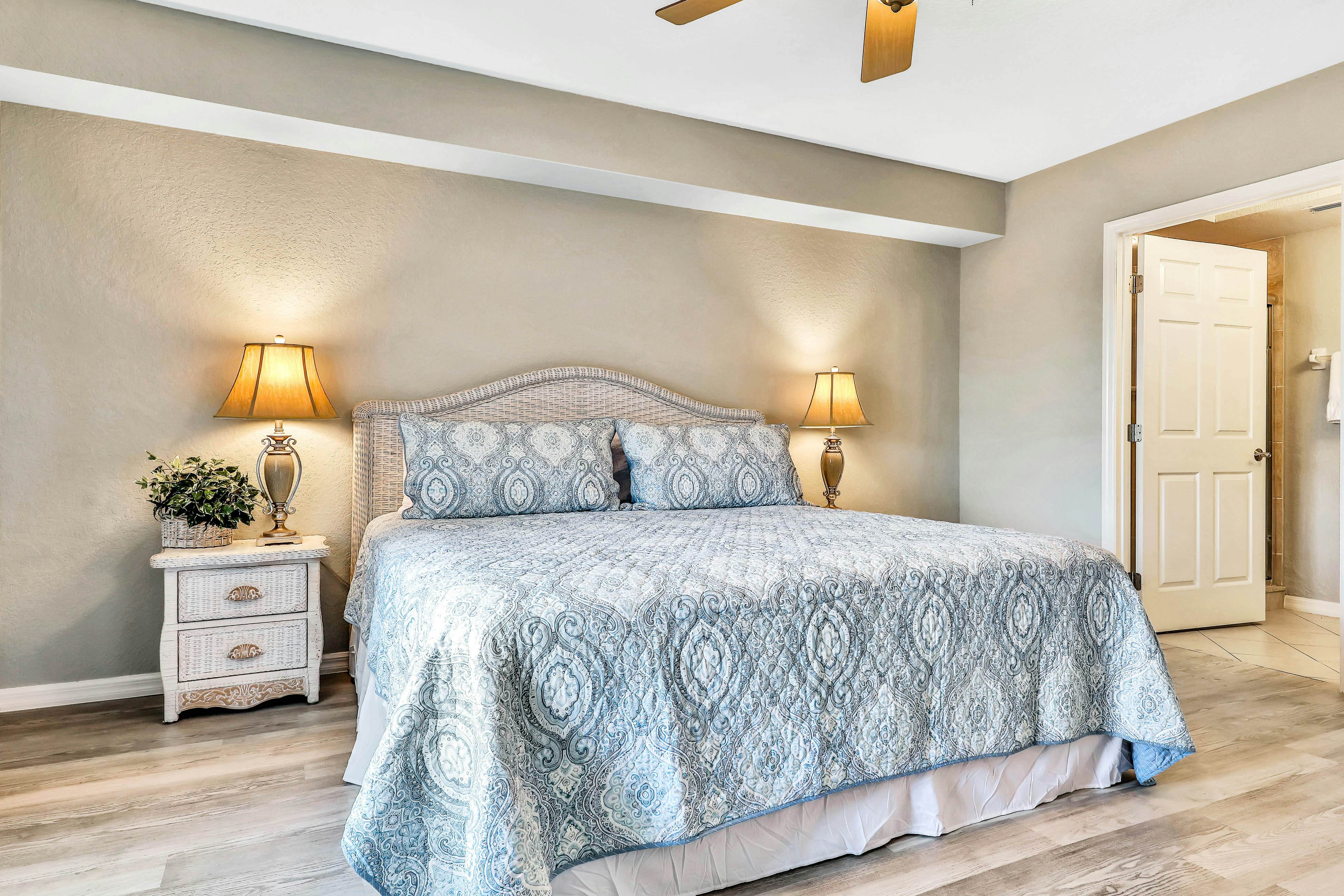 Experience the Indian Rocks lifestyle with a shared pool & hot tub - dogs OK