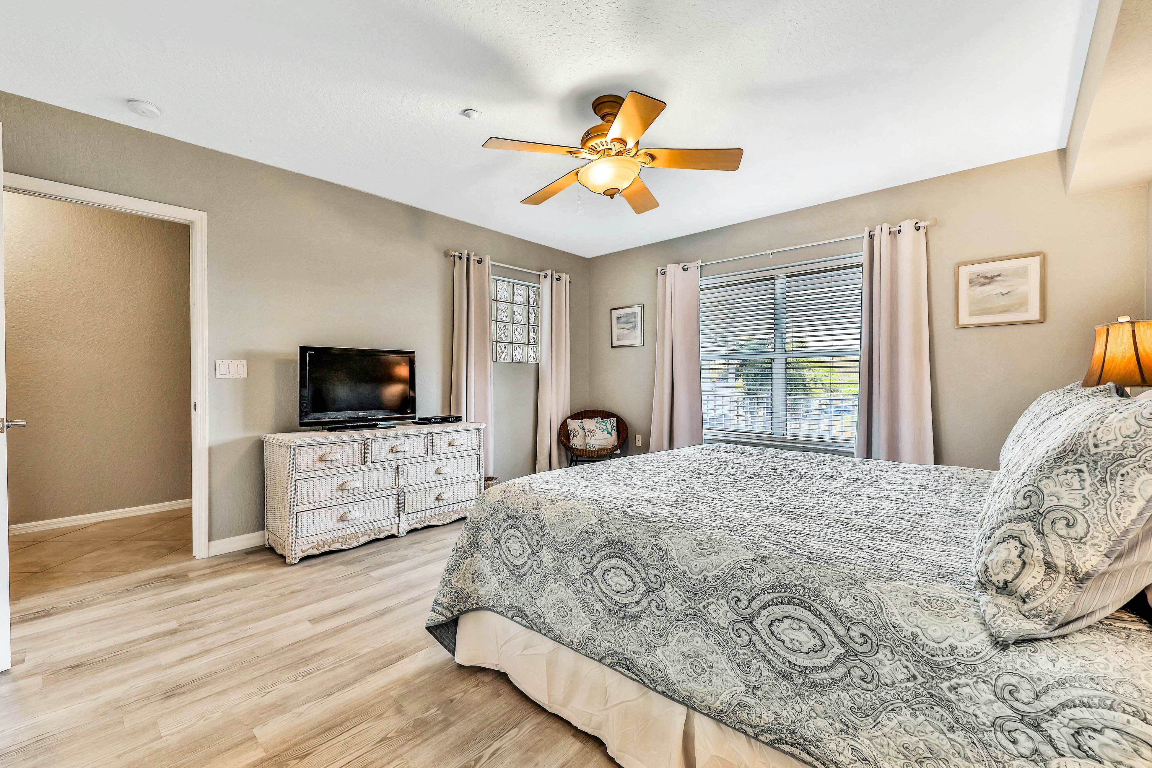 Experience the Indian Rocks lifestyle with a shared pool & hot tub - dogs OK