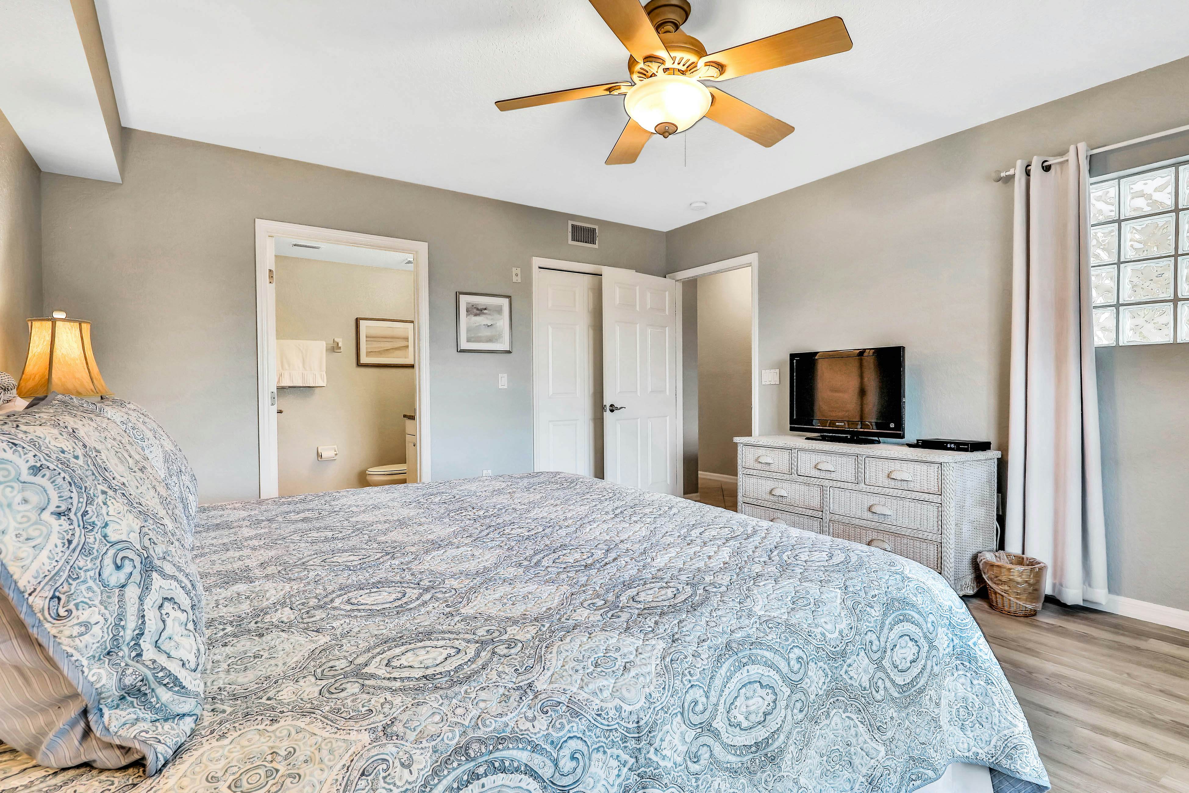 Experience the Indian Rocks lifestyle with a shared pool & hot tub - dogs OK