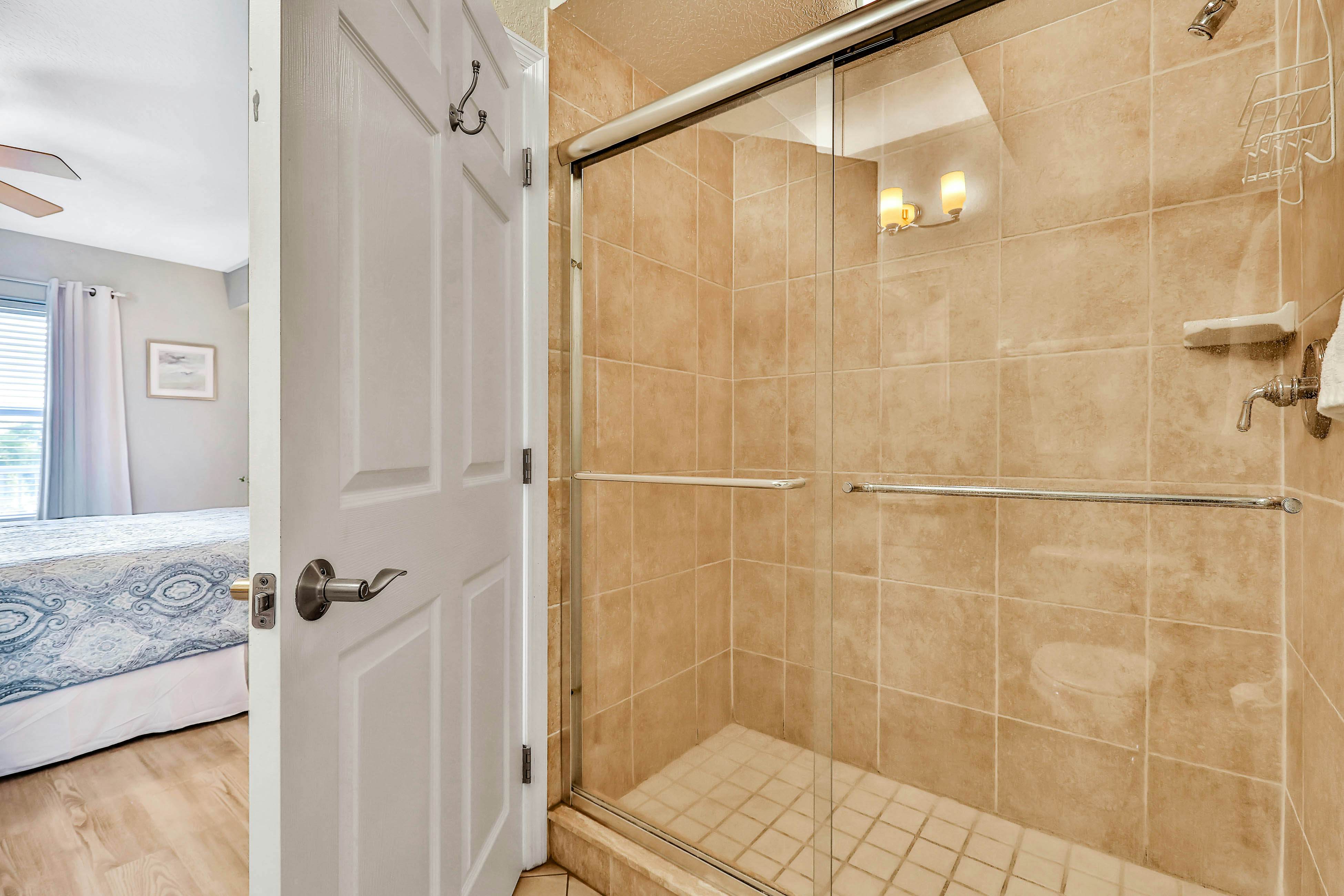 Experience the Indian Rocks lifestyle with a shared pool & hot tub - dogs OK