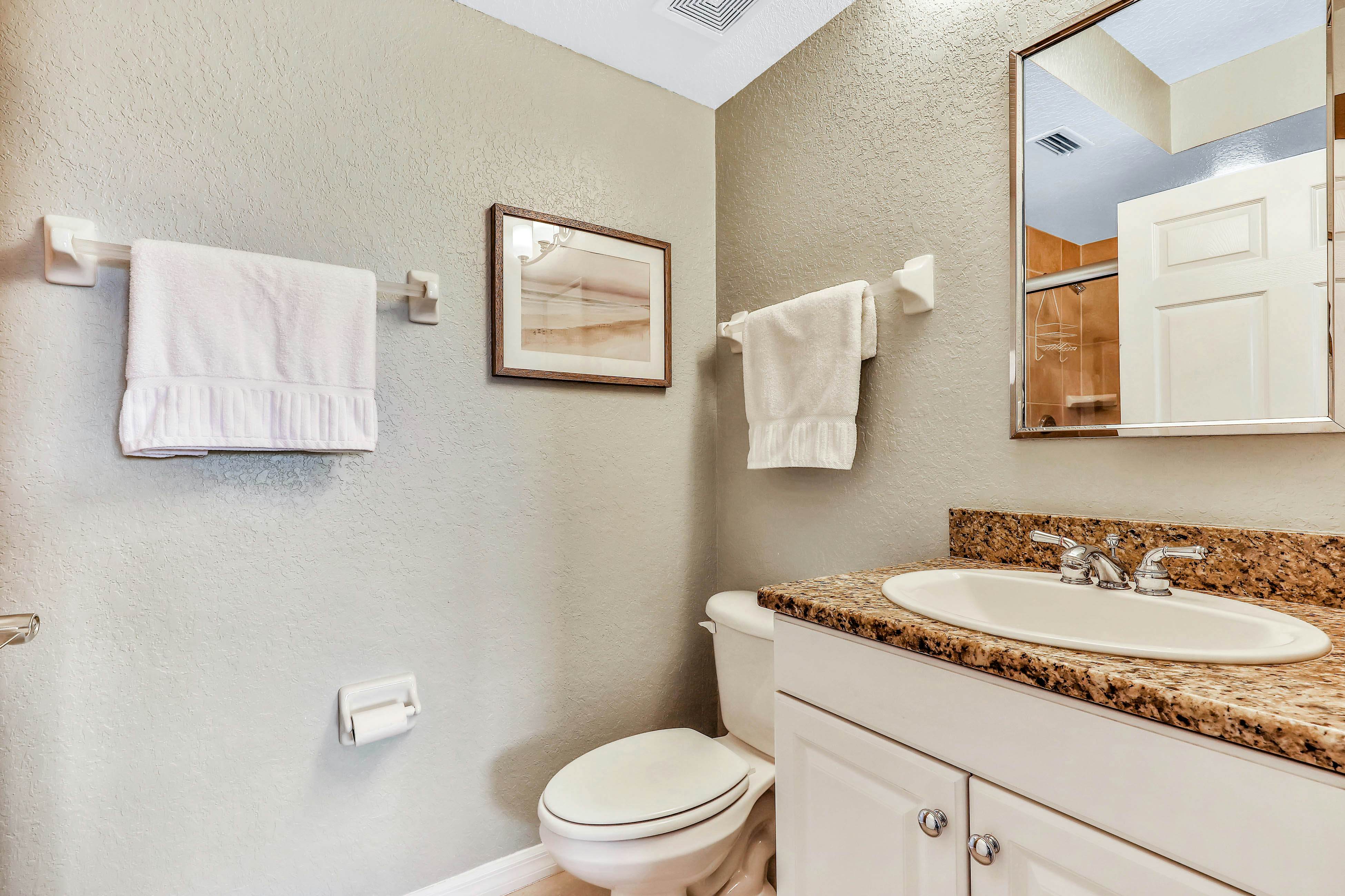 Experience the Indian Rocks lifestyle with a shared pool & hot tub - dogs OK