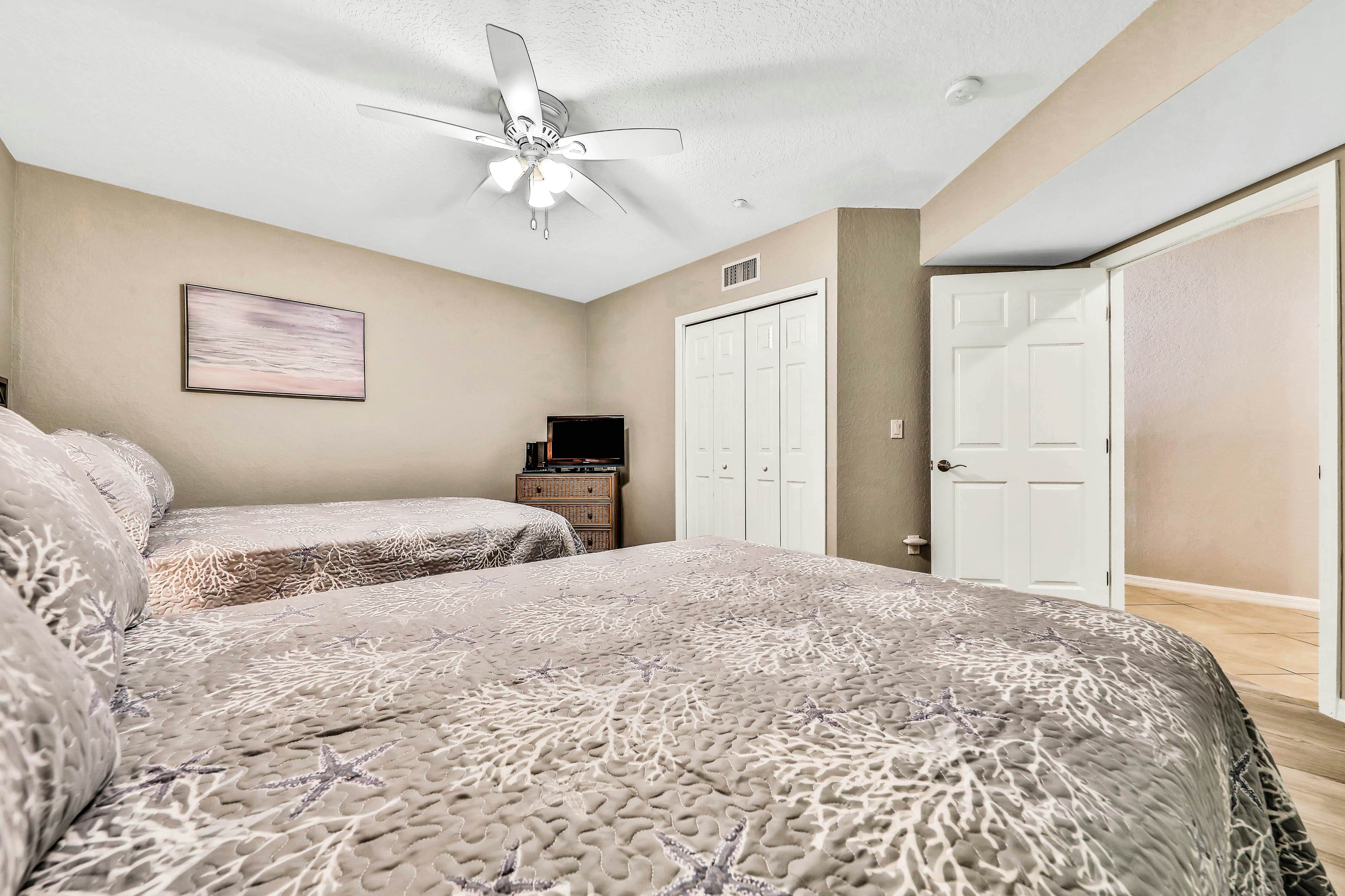 Experience the Indian Rocks lifestyle with a shared pool & hot tub - dogs OK