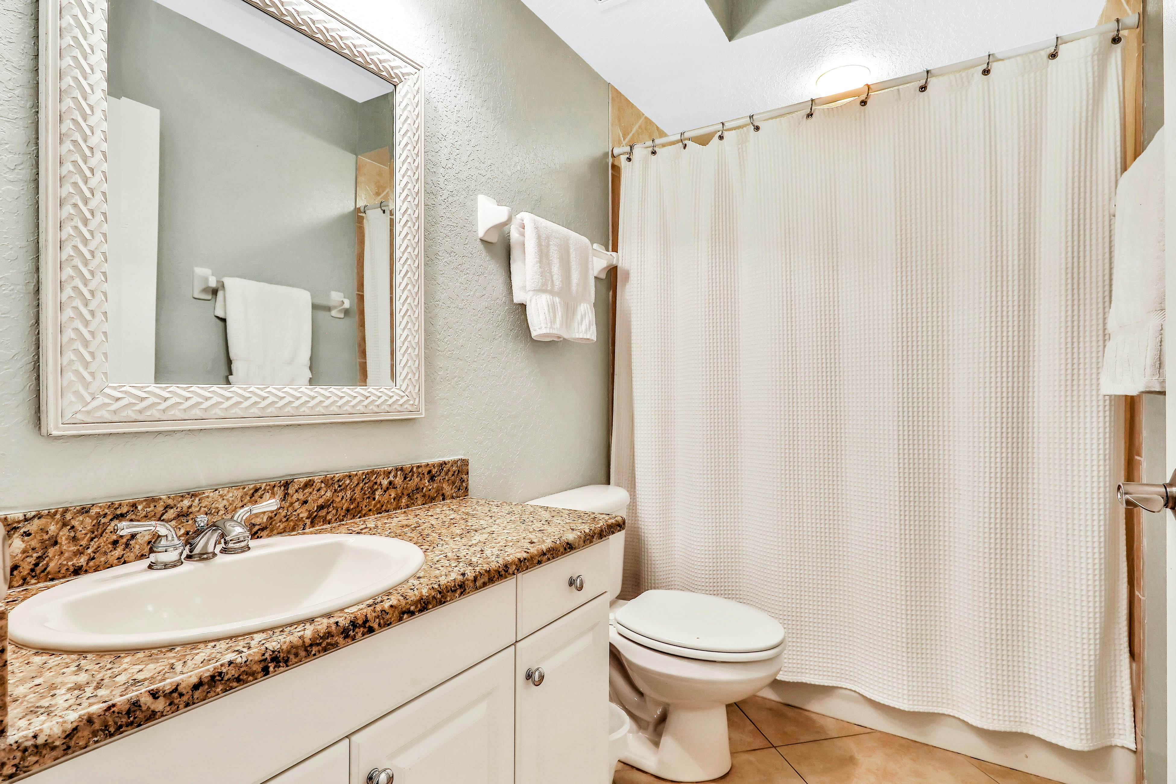 Experience the Indian Rocks lifestyle with a shared pool & hot tub - dogs OK