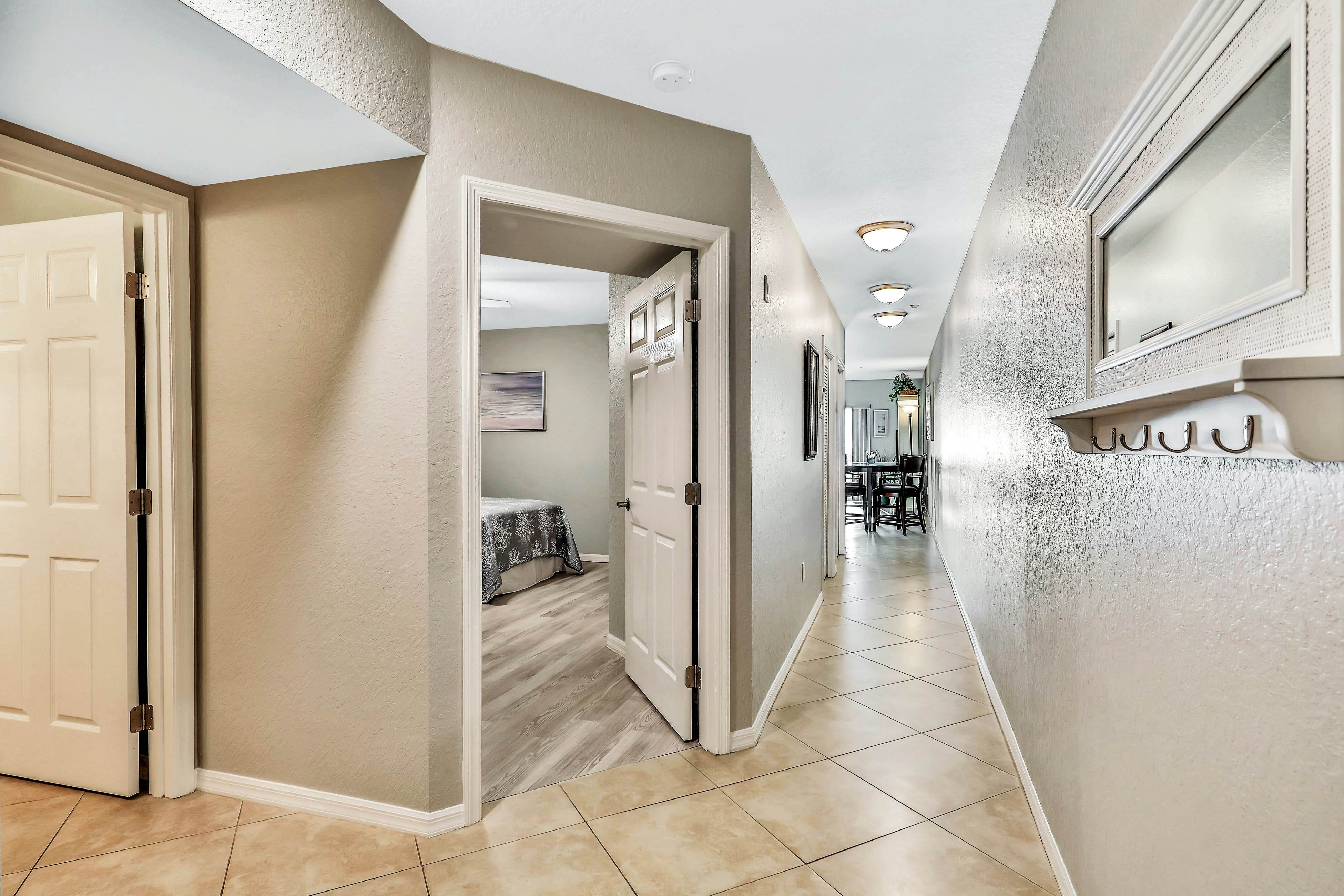 Experience the Indian Rocks lifestyle with a shared pool & hot tub - dogs OK