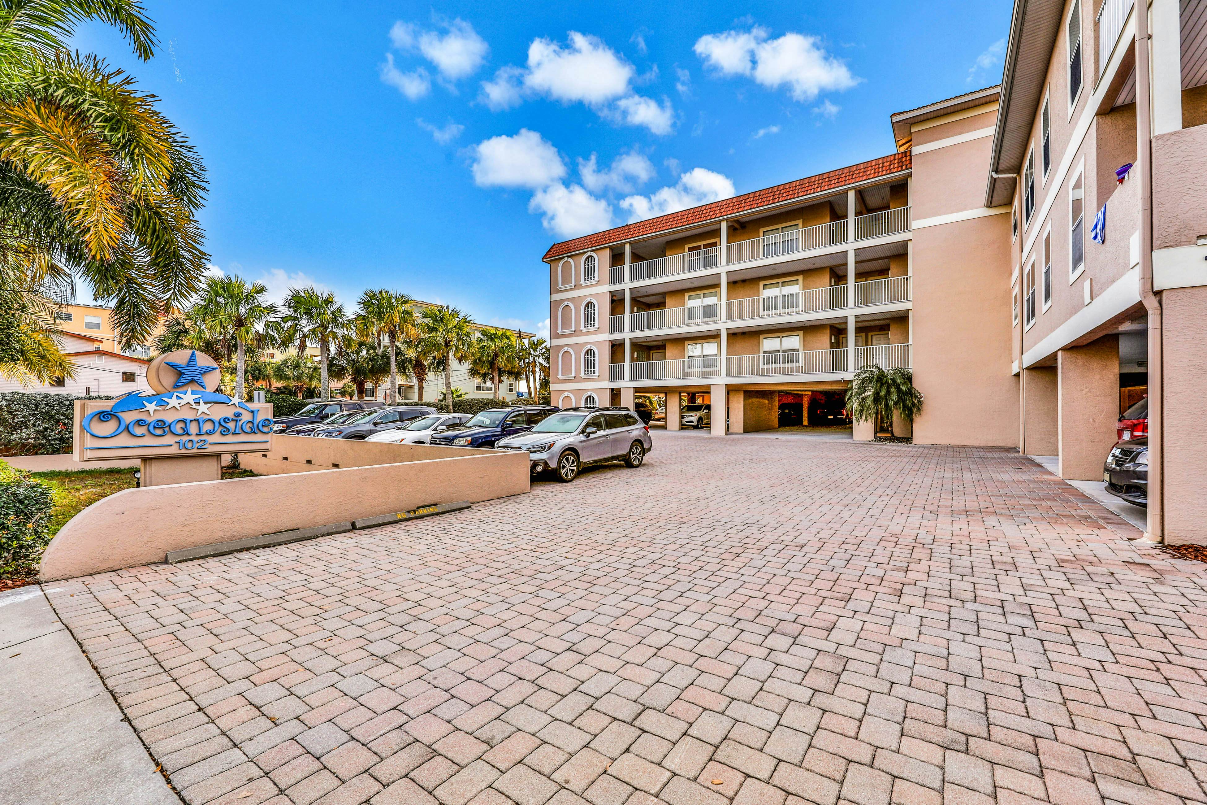 Experience the Indian Rocks lifestyle with a shared pool & hot tub - dogs OK