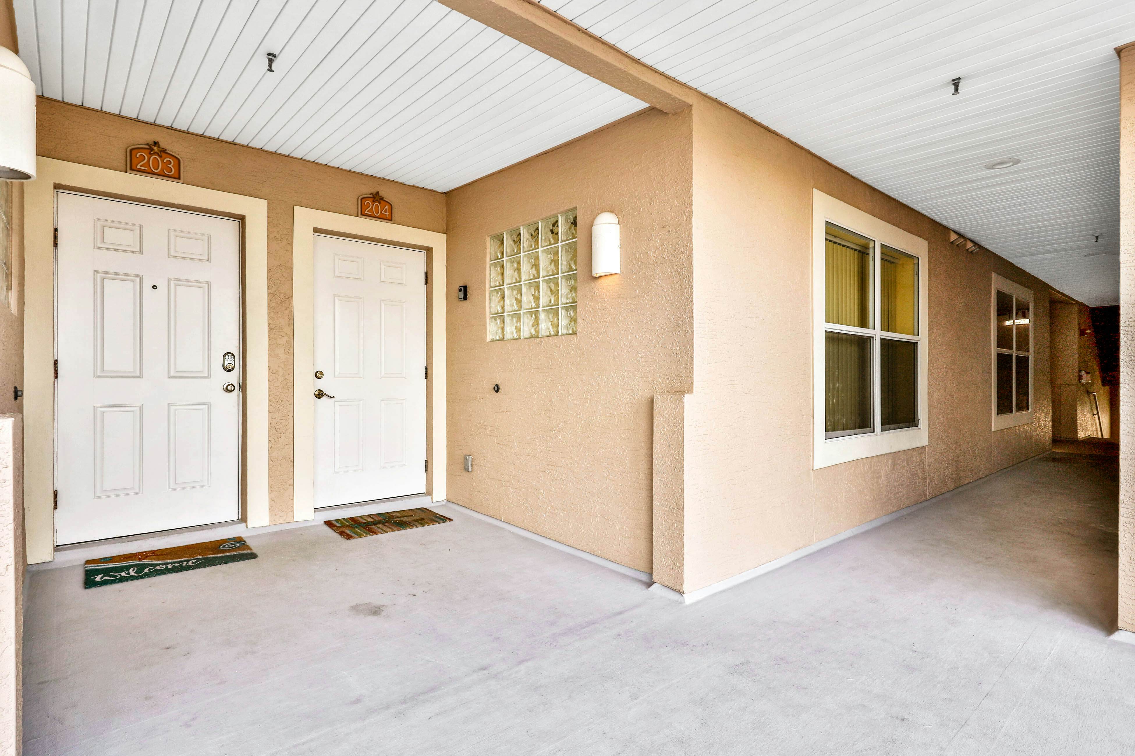 Experience the Indian Rocks lifestyle with a shared pool & hot tub - dogs OK