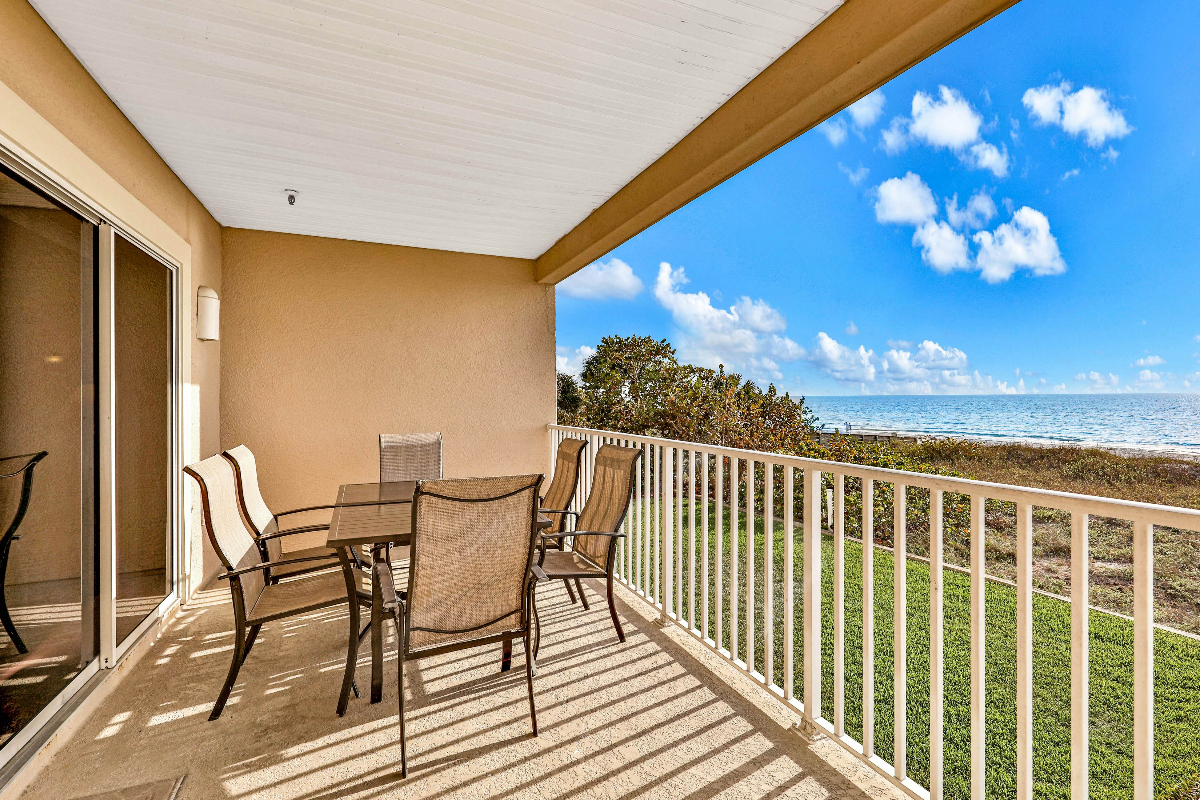 Experience the Indian Rocks lifestyle with a shared pool & hot tub - dogs OK