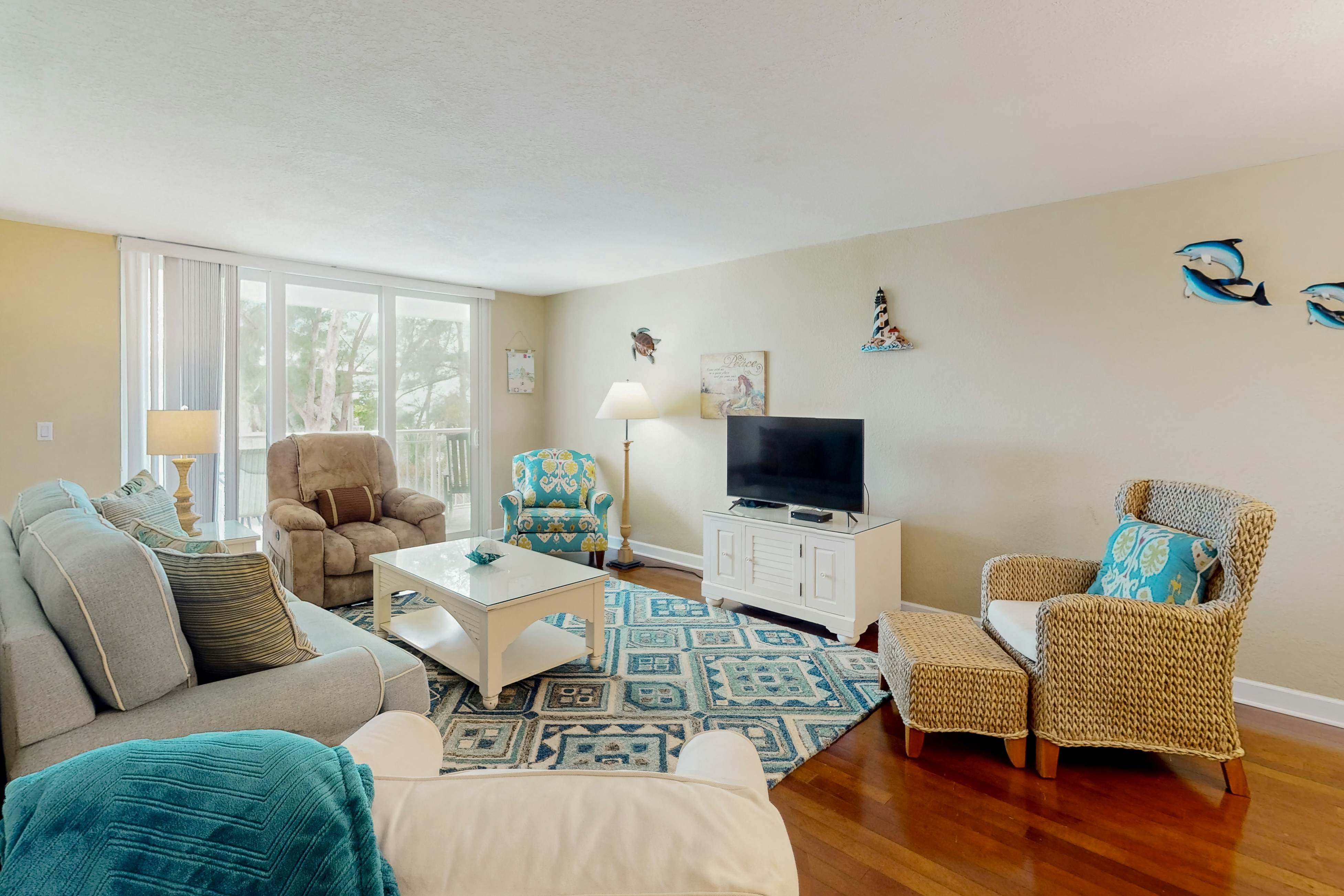 Gulf front steps to the beach, snowbird and family friendly, pool, AC and WIFI