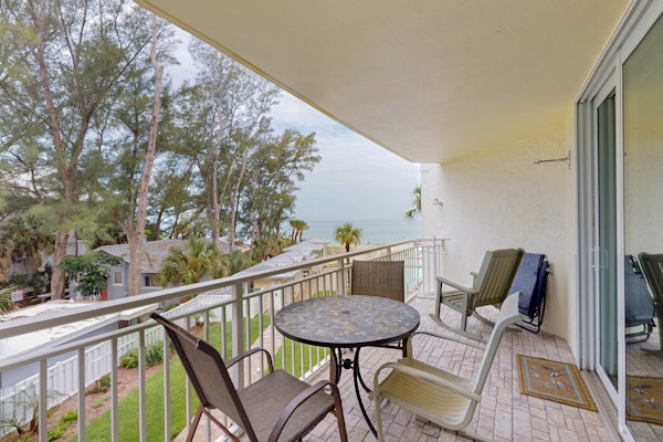 Gulf front steps to the beach snowbird and family friendly pool AC and WIFI