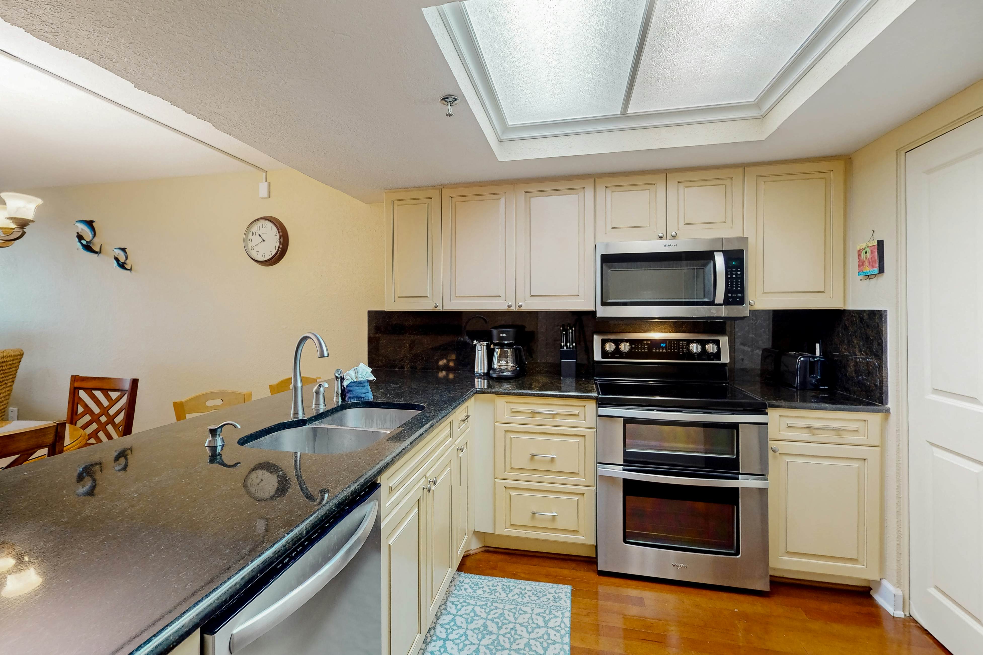 Gulf front steps to the beach, snowbird and family friendly, pool, AC and WIFI