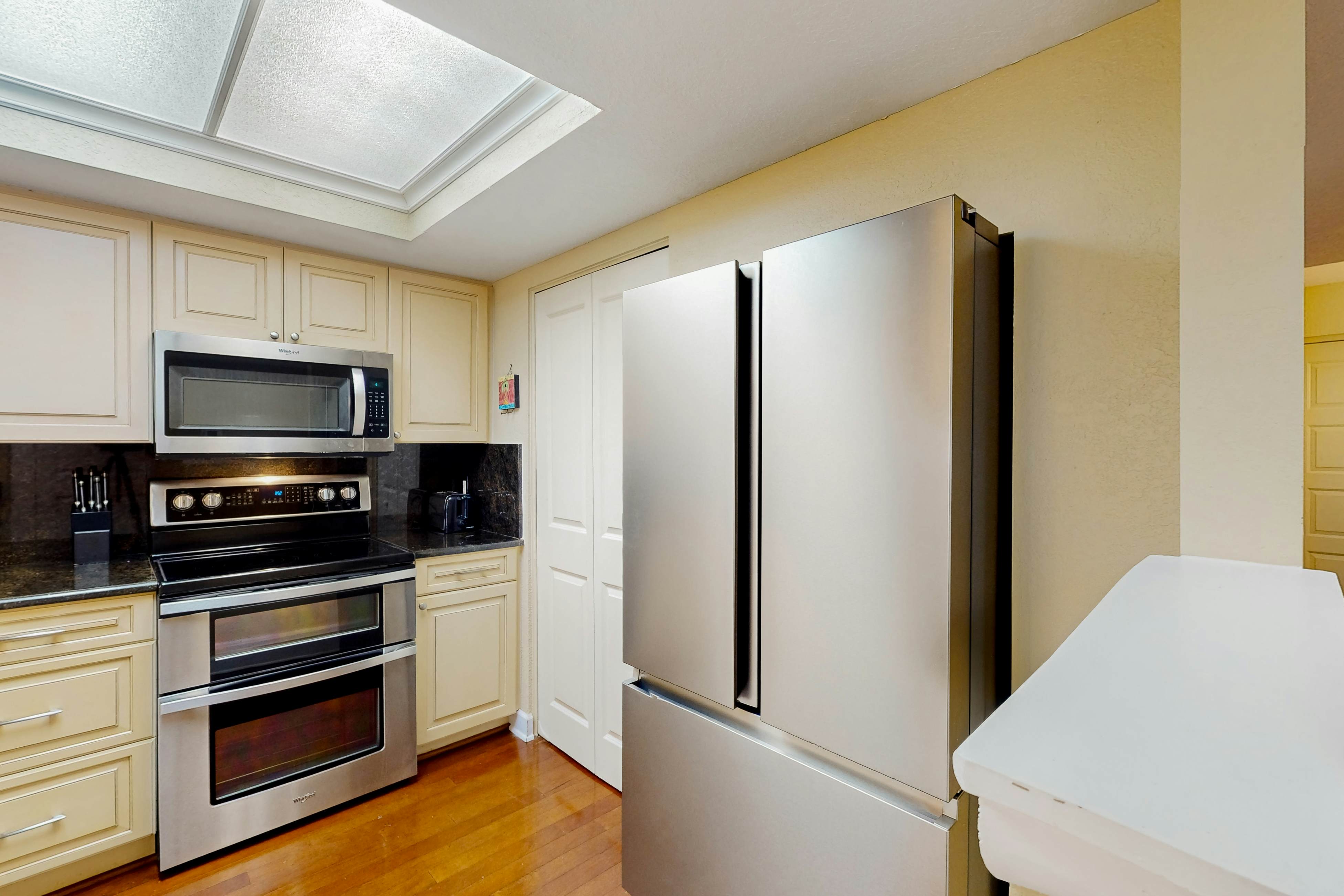 Gulf front steps to the beach, snowbird and family friendly, pool, AC and WIFI