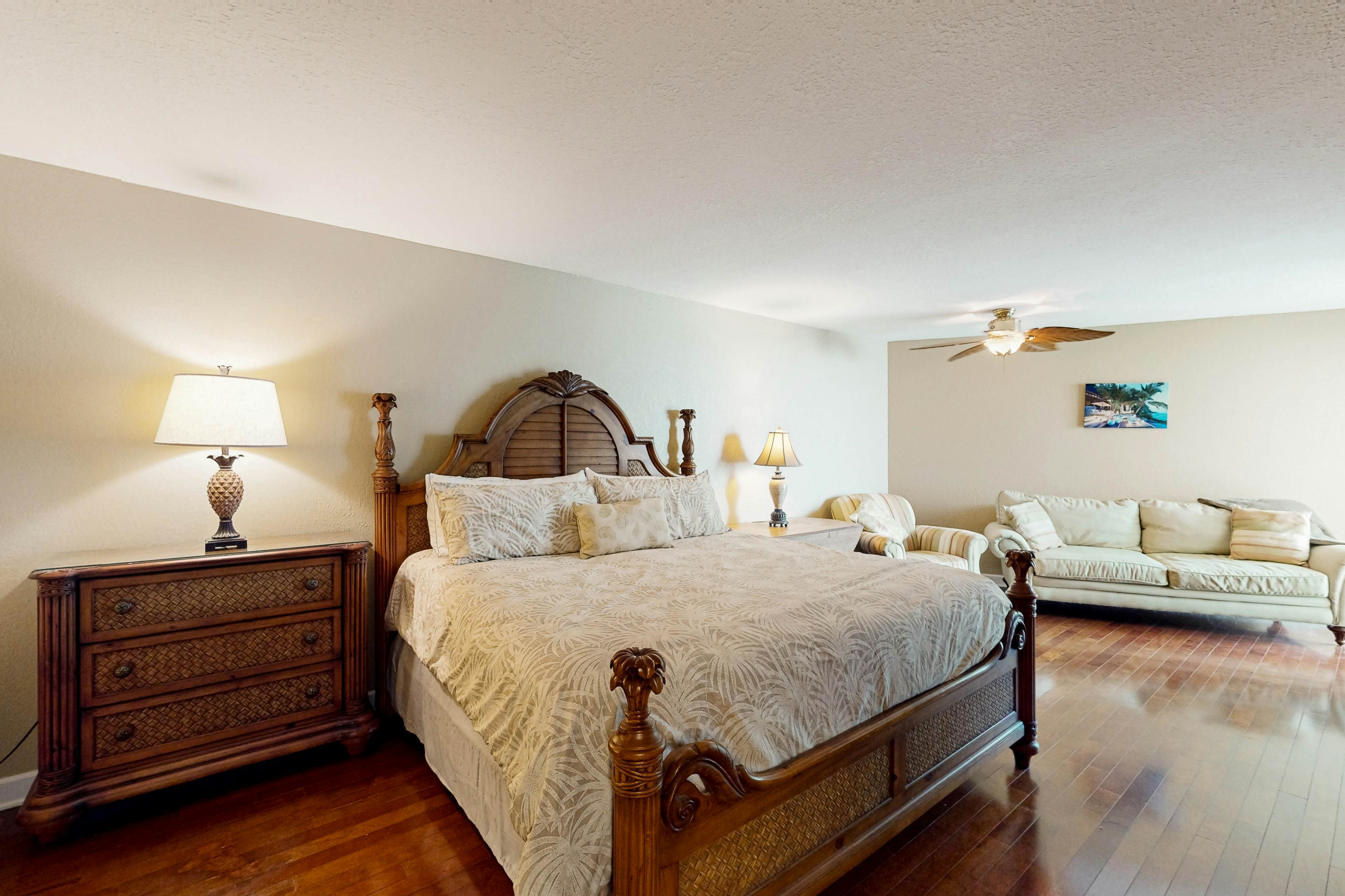 Gulf front steps to the beach, snowbird and family friendly, pool, AC and WIFI