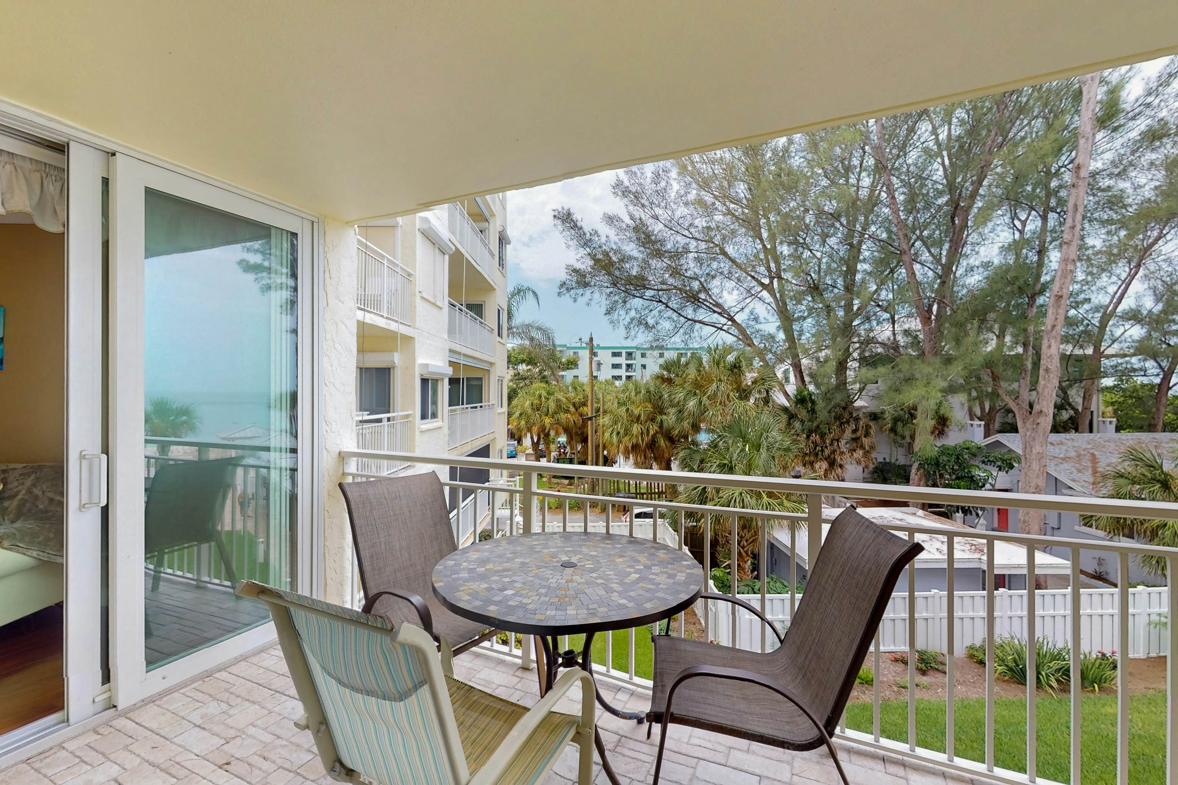 Gulf front steps to the beach, snowbird and family friendly, pool, AC and WIFI