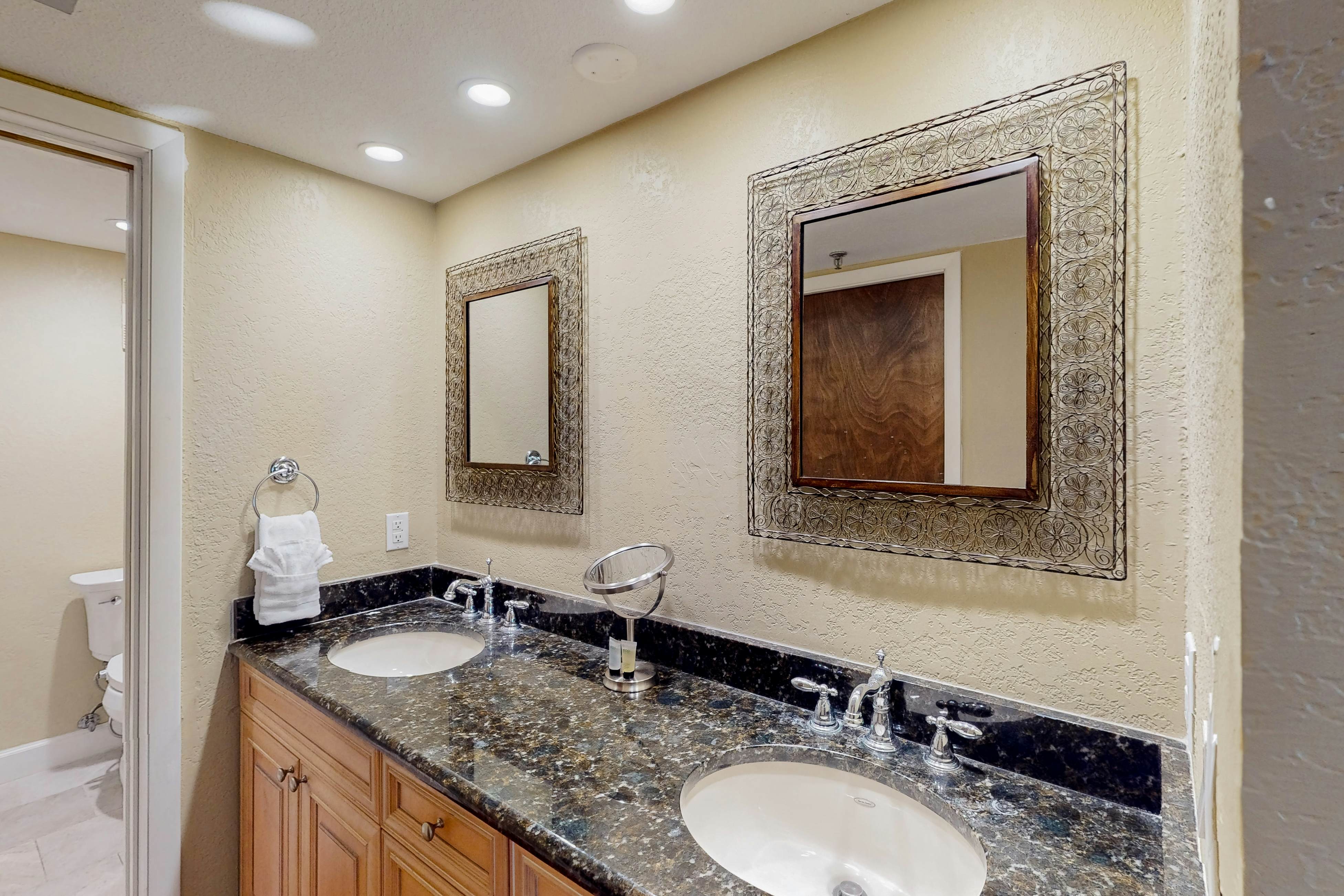 Gulf front steps to the beach, snowbird and family friendly, pool, AC and WIFI