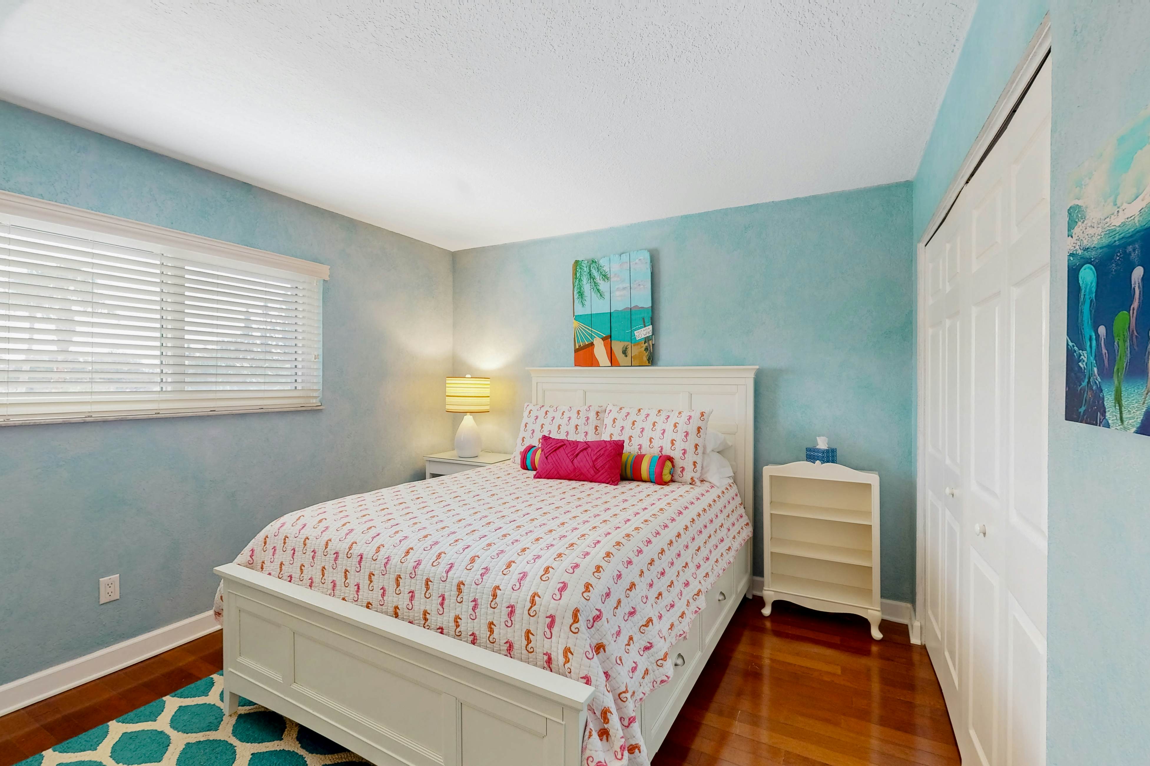 Gulf front steps to the beach, snowbird and family friendly, pool, AC and WIFI