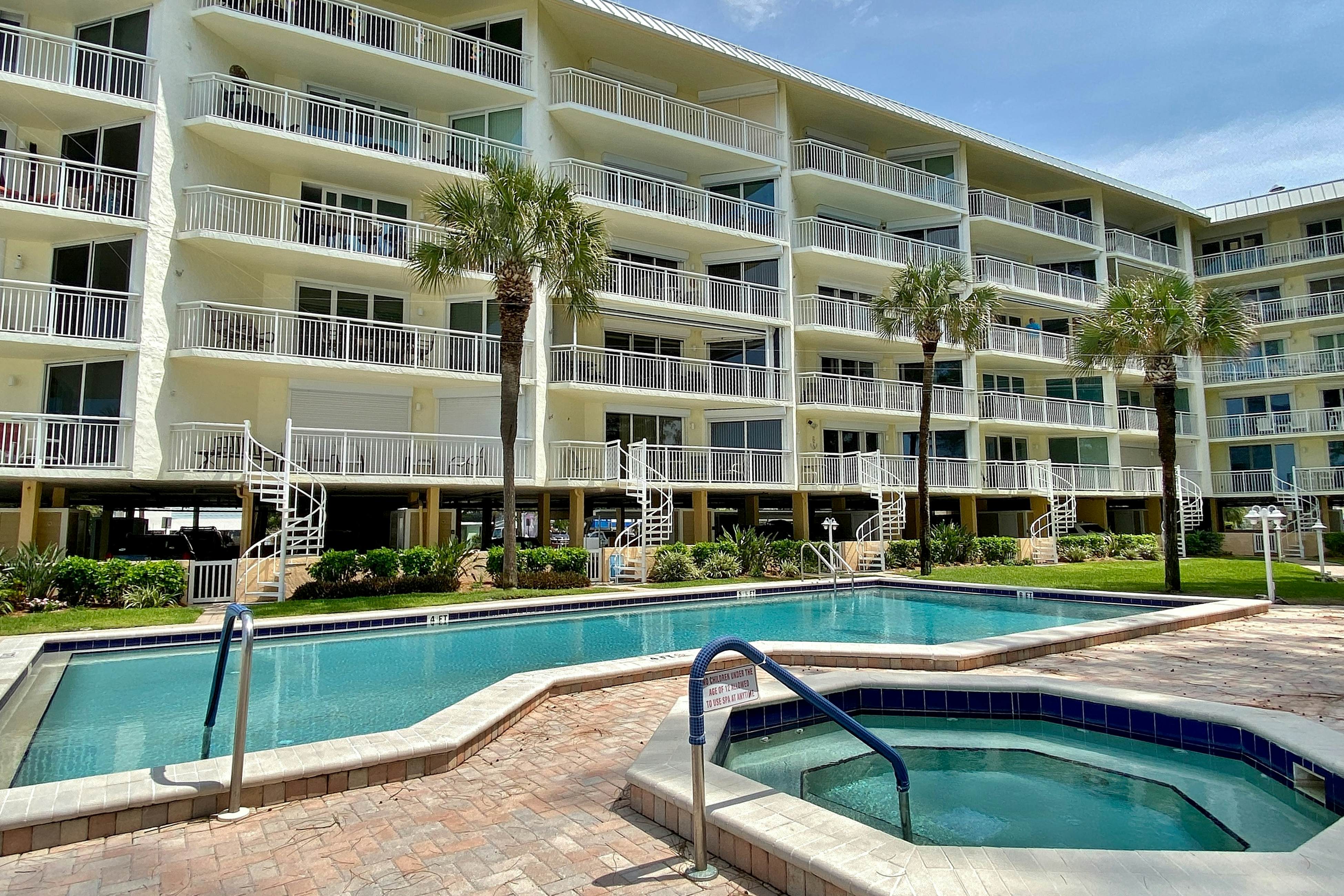 Gulf front steps to the beach, snowbird and family friendly, pool, AC and WIFI