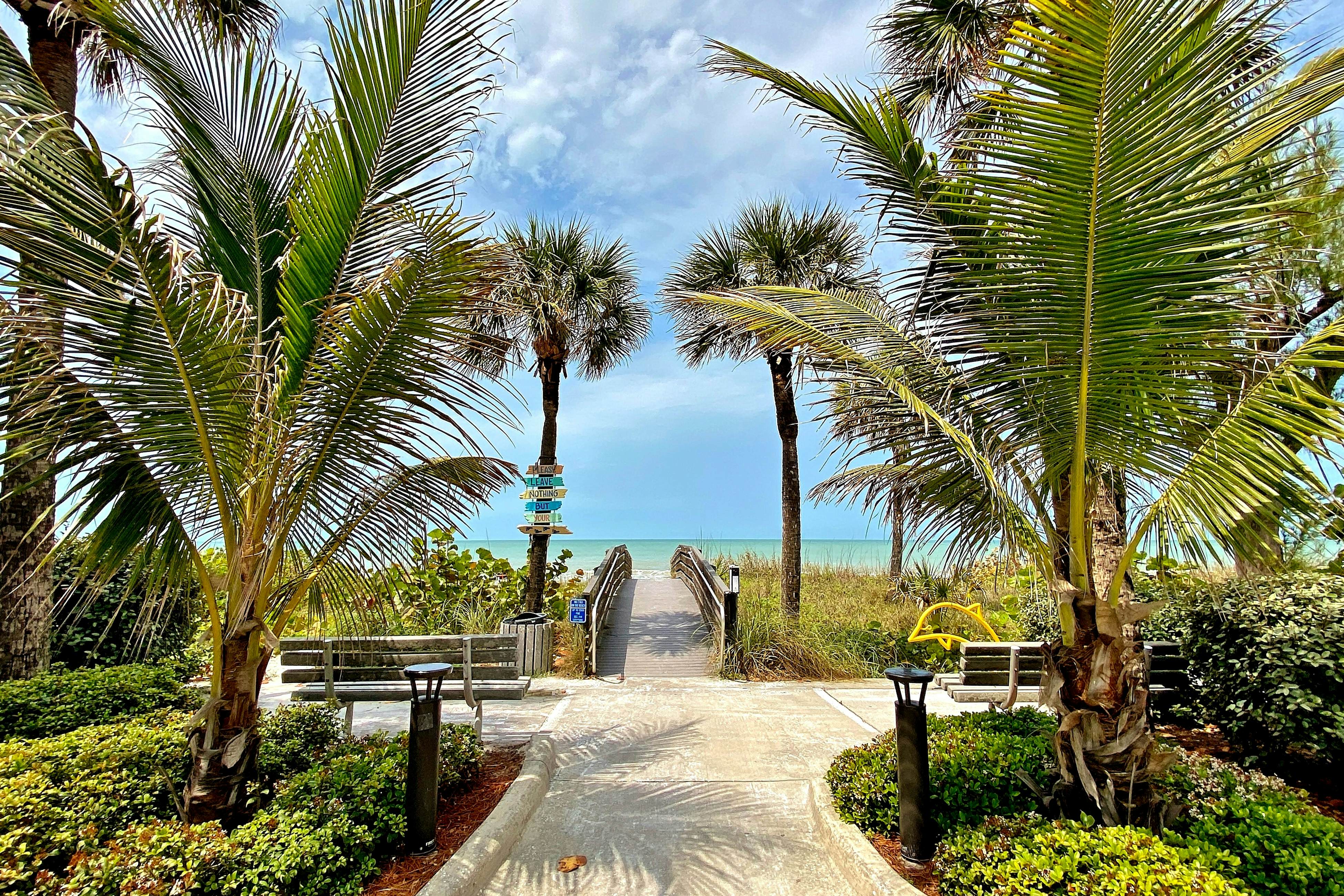 Gulf front steps to the beach, snowbird and family friendly, pool, AC and WIFI