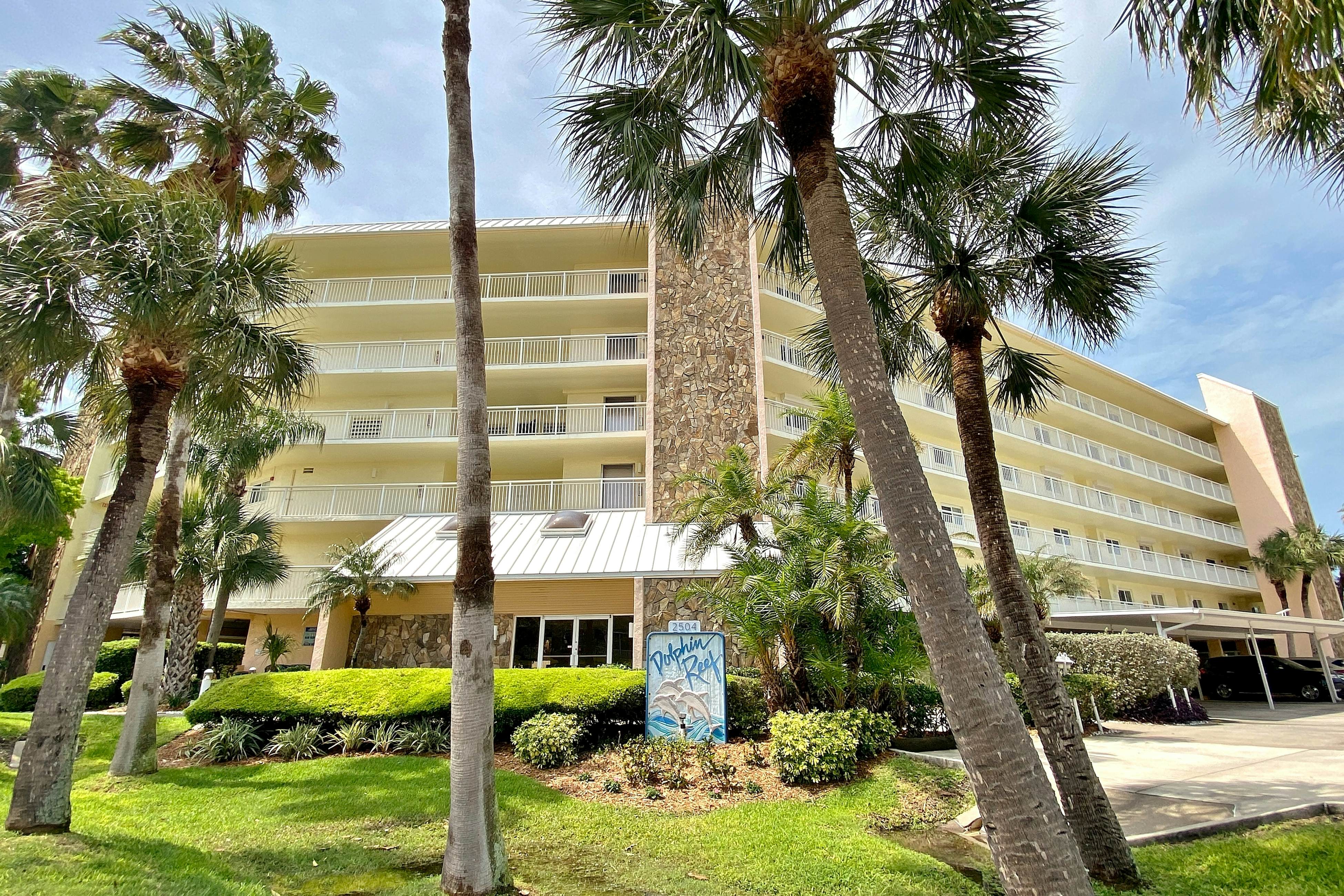 Gulf front steps to the beach, snowbird and family friendly, pool, AC and WIFI