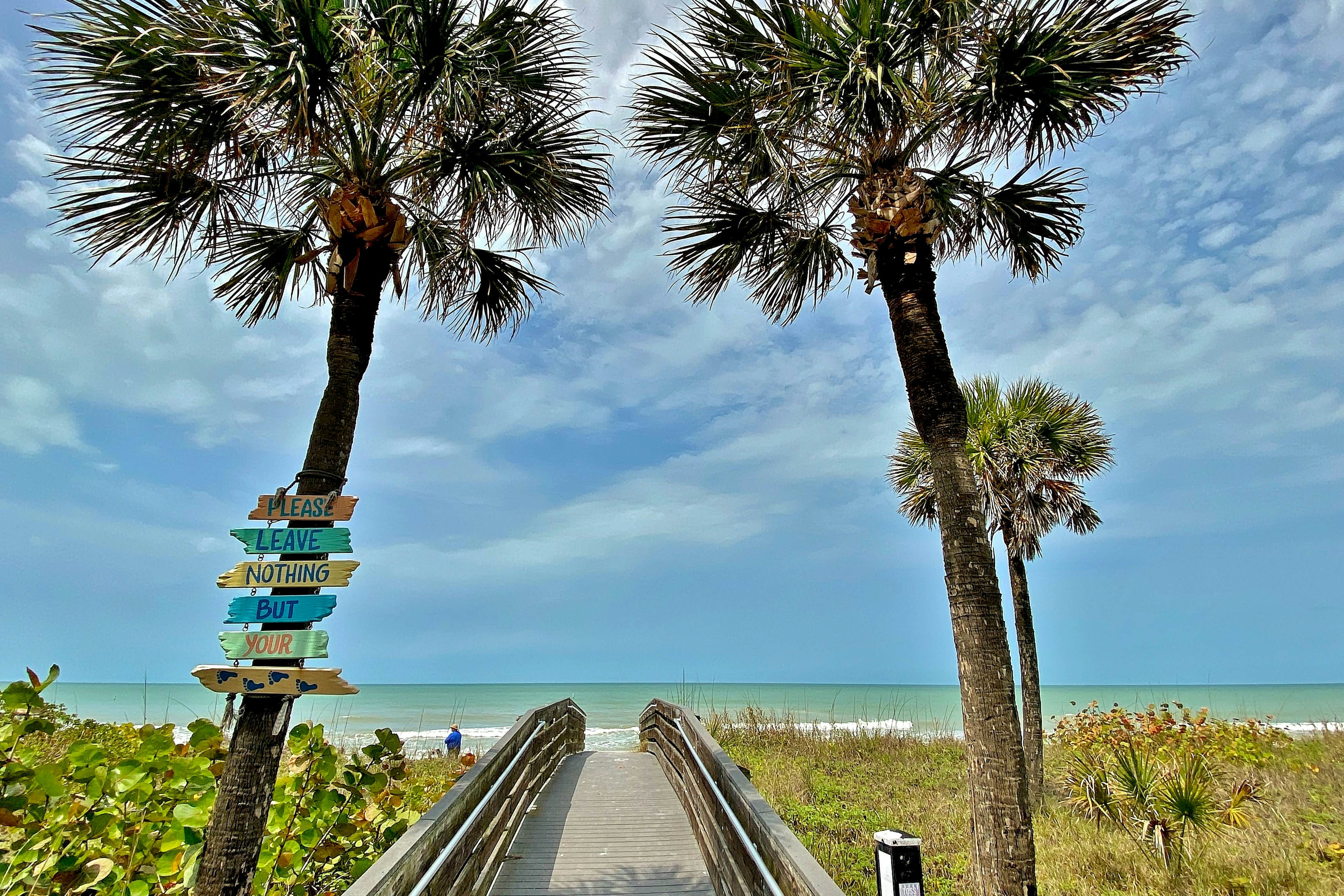 Gulf front steps to the beach, snowbird and family friendly, pool, AC and WIFI