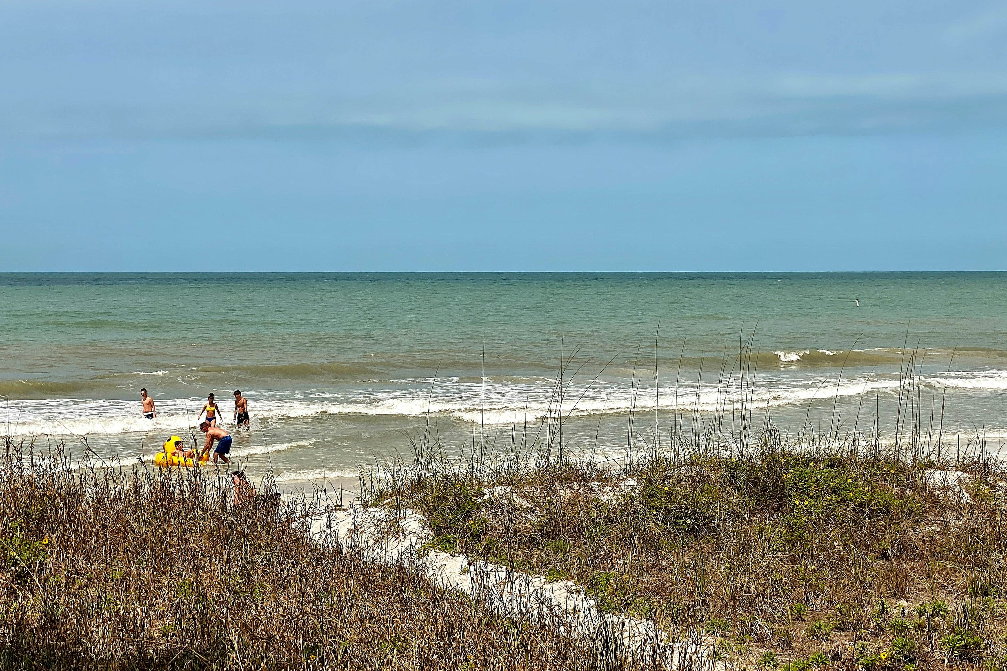 Gulf front steps to the beach, snowbird and family friendly, pool, AC and WIFI