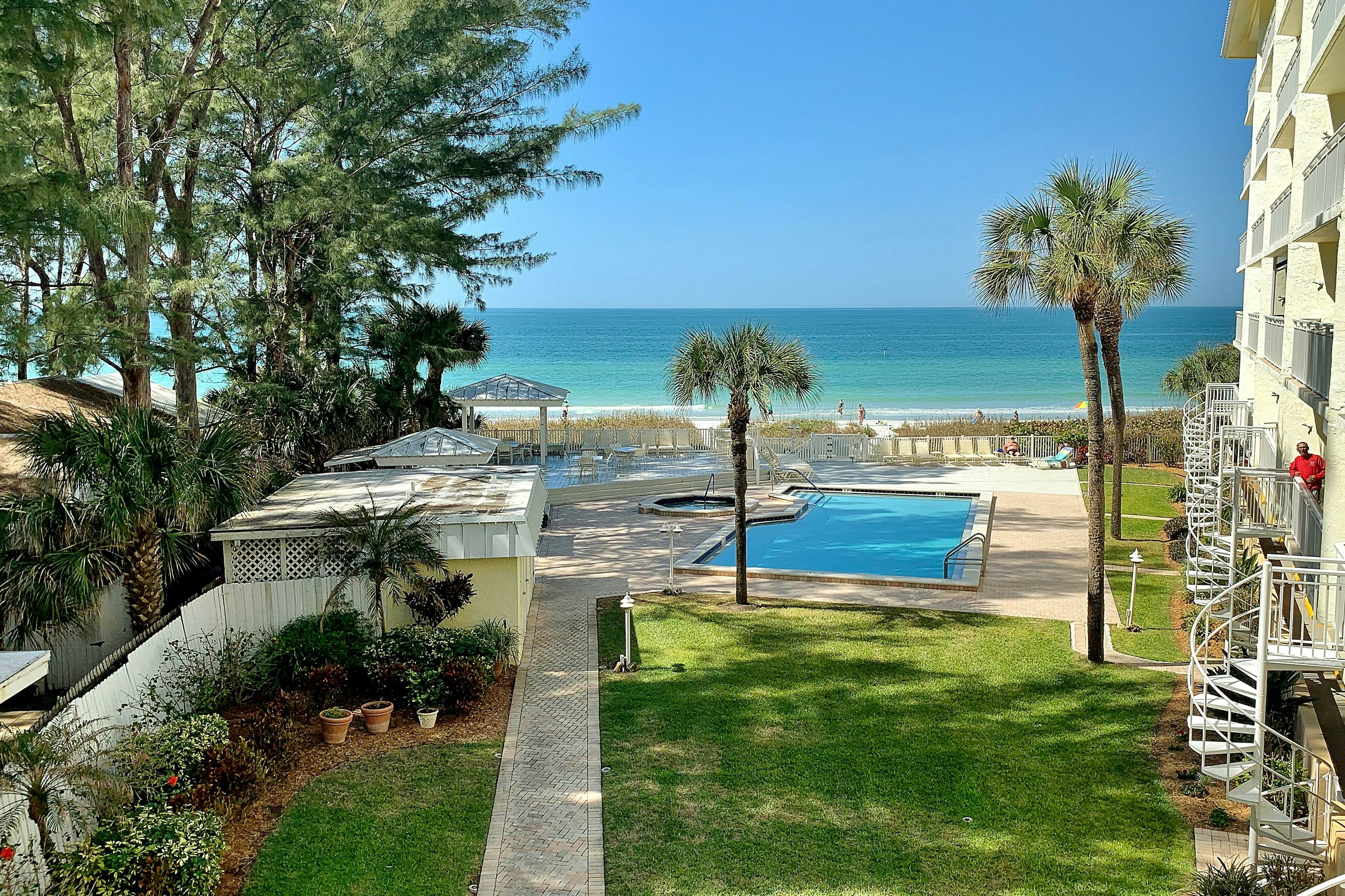 Gulf front steps to the beach, snowbird and family friendly, pool, AC and WIFI