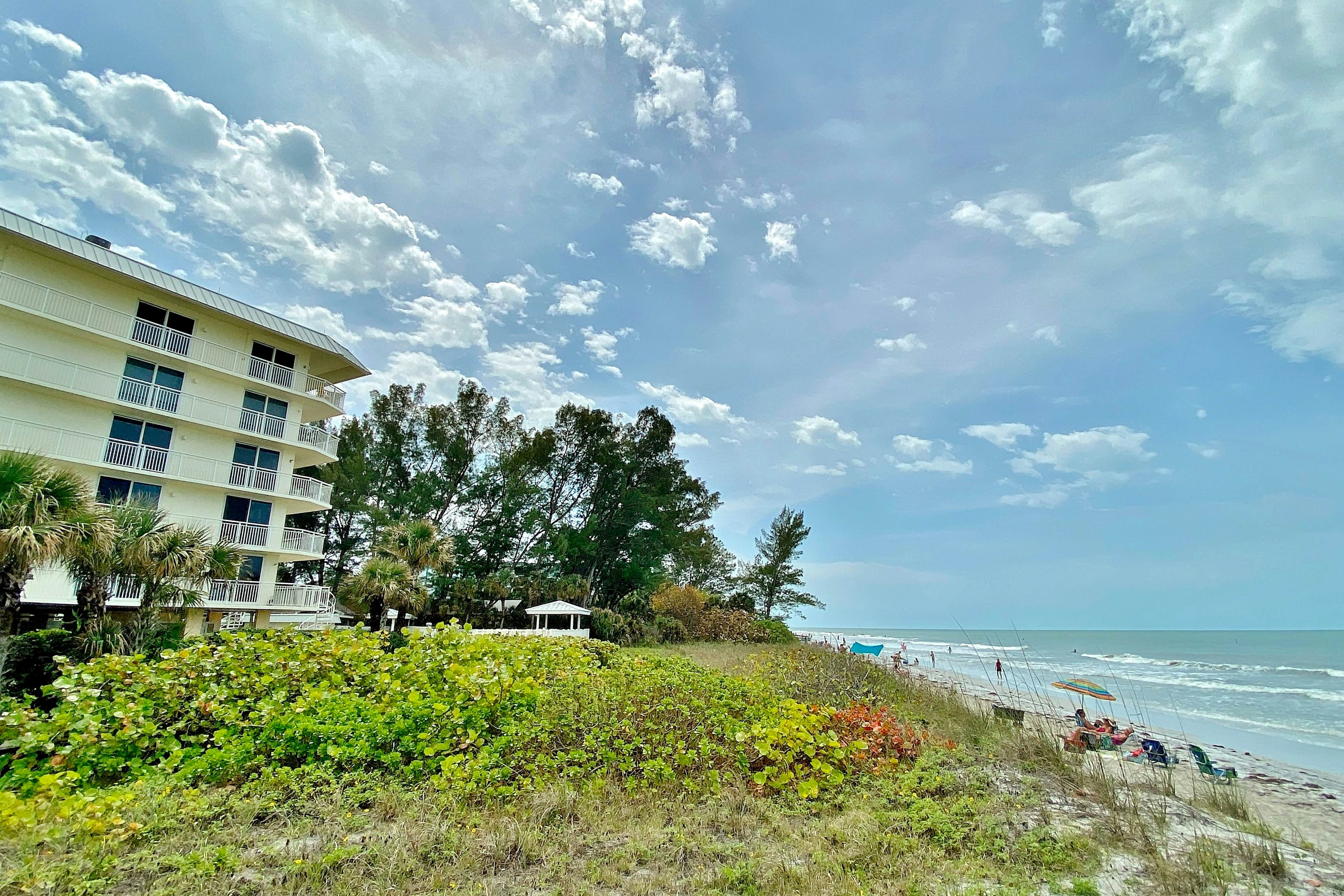 Gulf front steps to the beach, snowbird and family friendly, pool, AC and WIFI